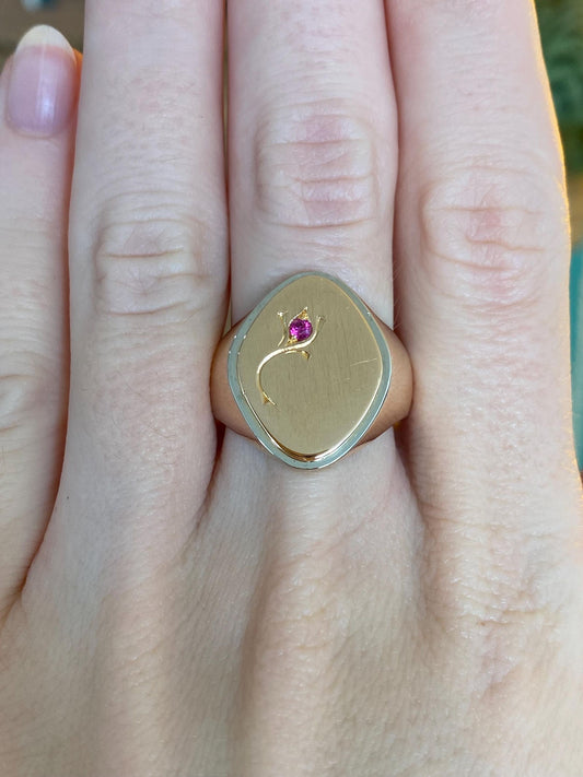 Vintage Solid 18k Yellow Gold Pink Sapphire Engraved Signet Ring - Size 8.5