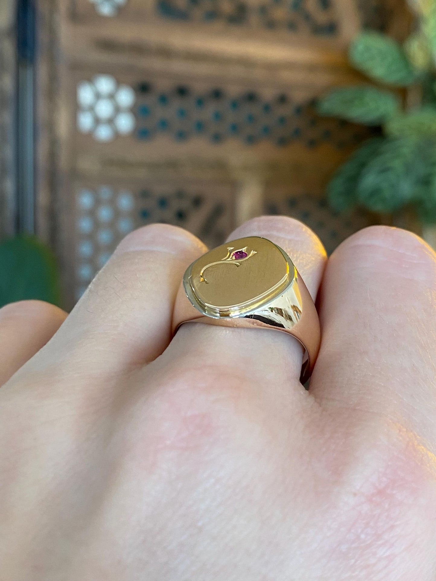 Vintage Solid 18k Yellow Gold Pink Sapphire Engraved Signet Ring - Size 8.5
