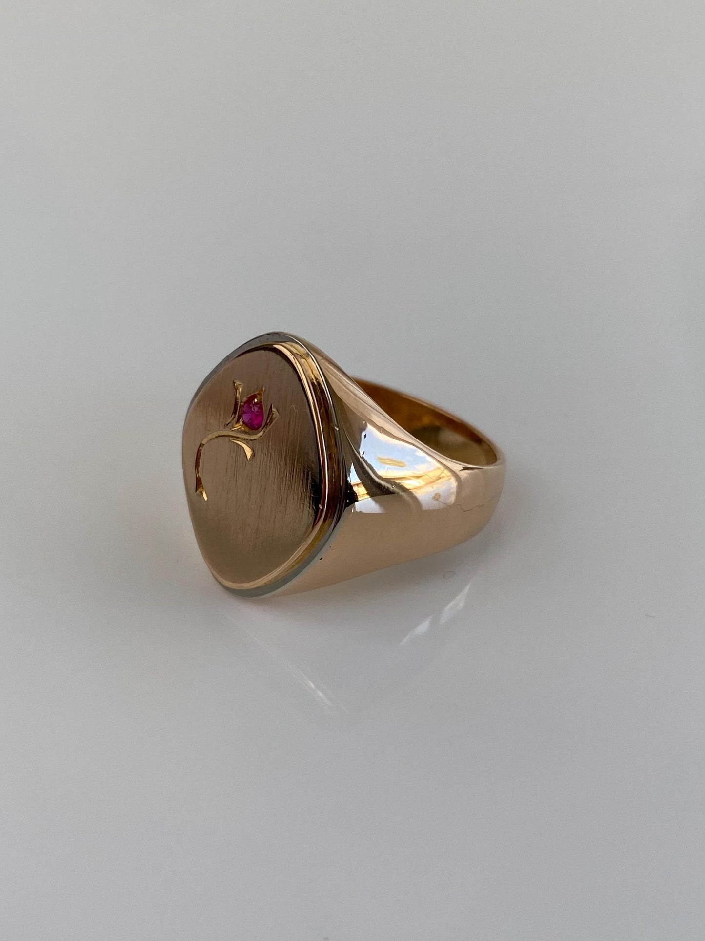 Vintage Solid 18k Yellow Gold Pink Sapphire Engraved Signet Ring - Size 8.5