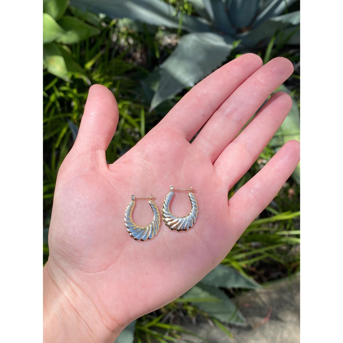 Vintage 14k Yellow Gold Scalloped Hoop Earrings