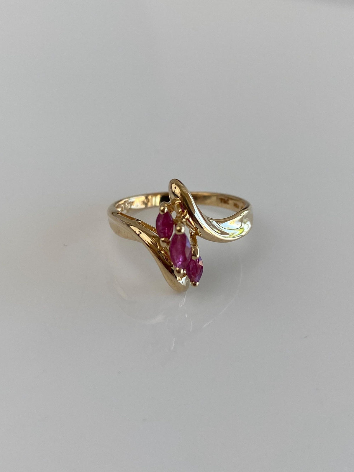 Vintage Solid 10k Yellow Gold Marquis Ruby Twist Ring - Size 6.25