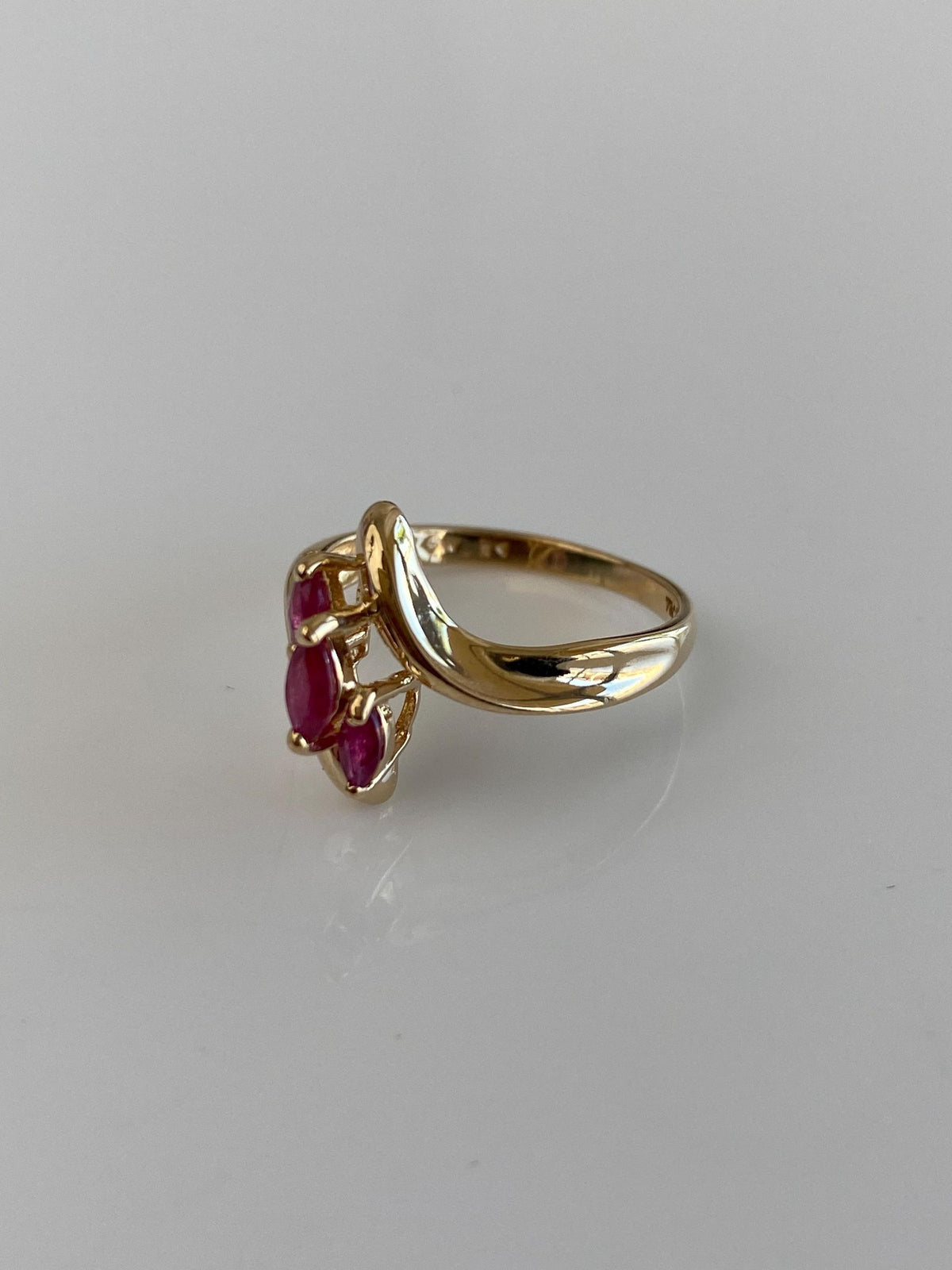 Vintage Solid 10k Yellow Gold Marquis Ruby Twist Ring - Size 6.25