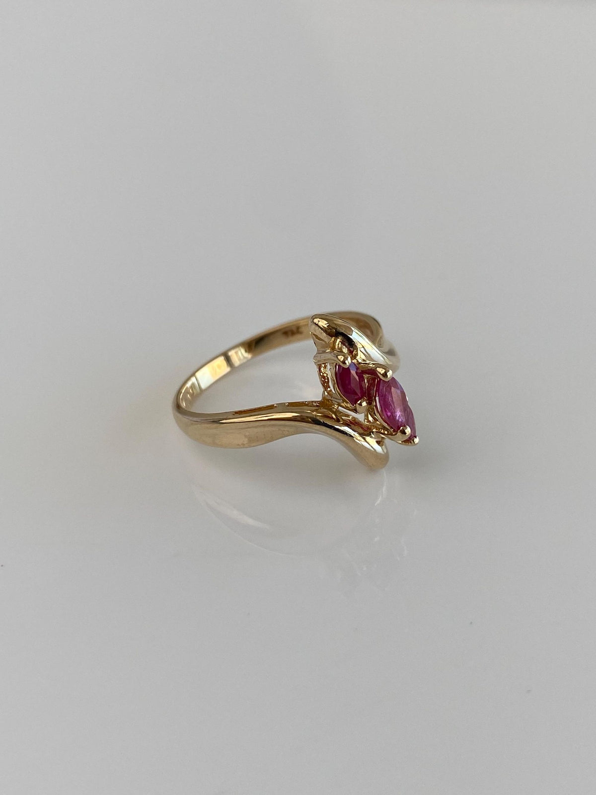 Vintage Solid 10k Yellow Gold Marquis Ruby Twist Ring - Size 6.25