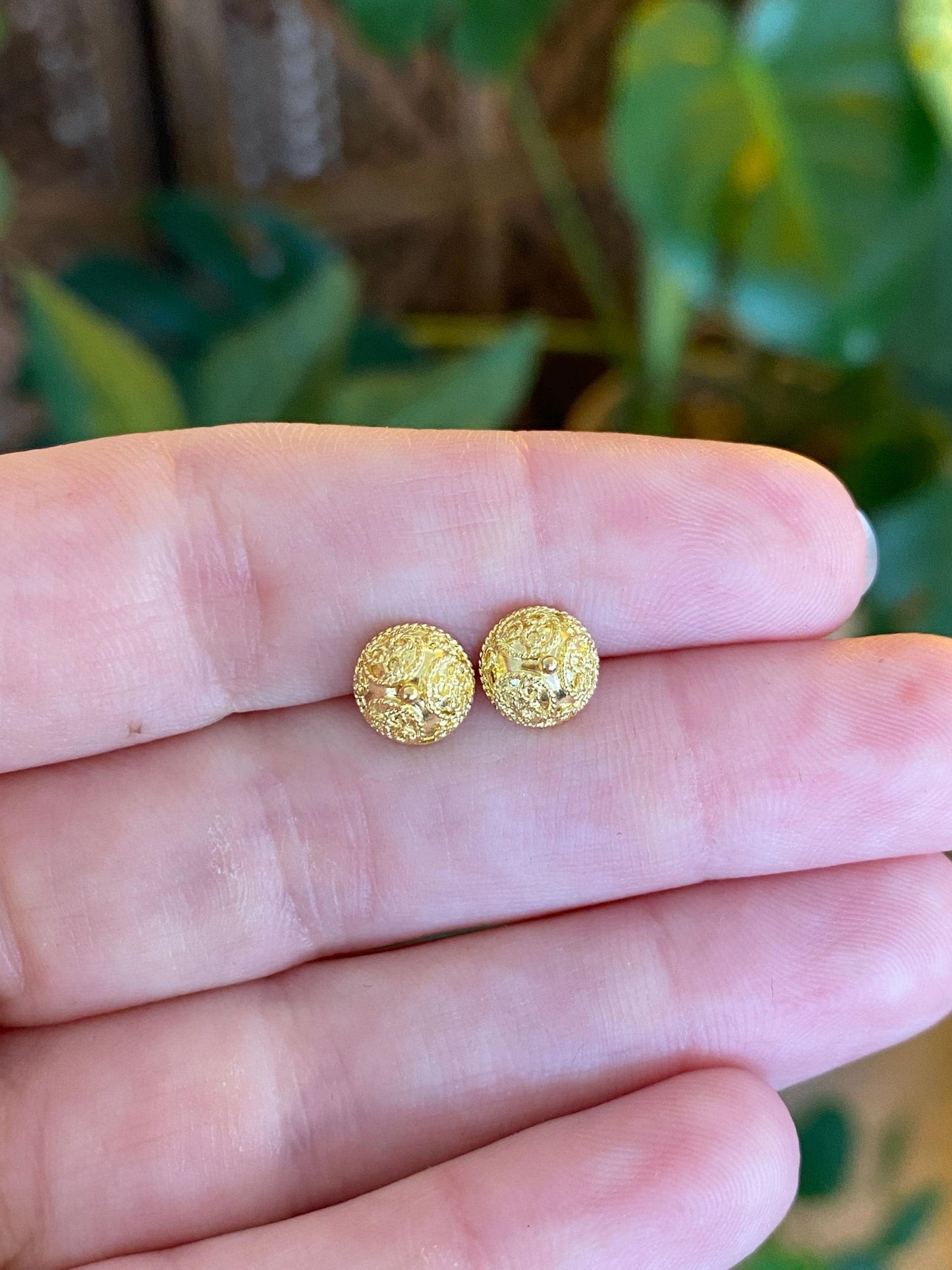 Vintage 18k Yellow Gold Filigree Domed Stud Earrings