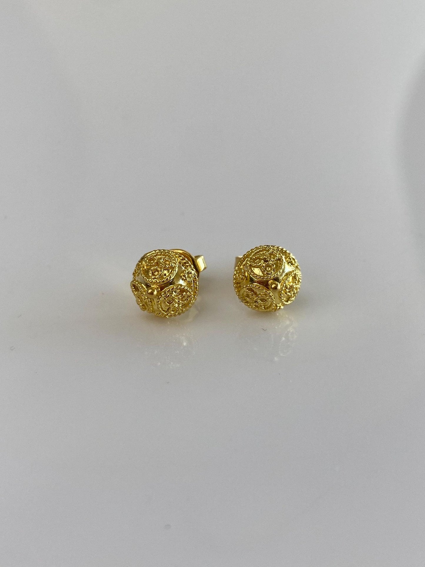 Vintage 18k Yellow Gold Filigree Domed Stud Earrings