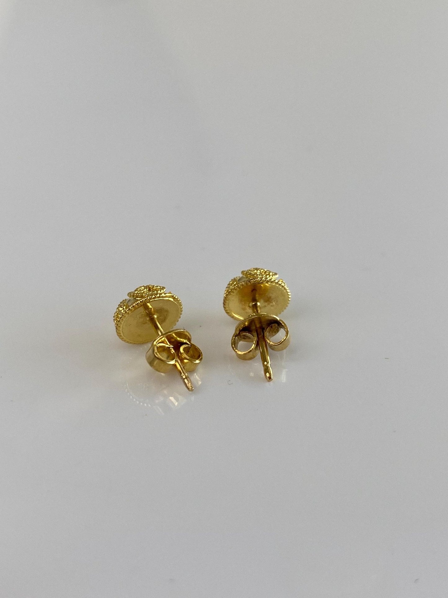 Vintage 18k Yellow Gold Filigree Domed Stud Earrings