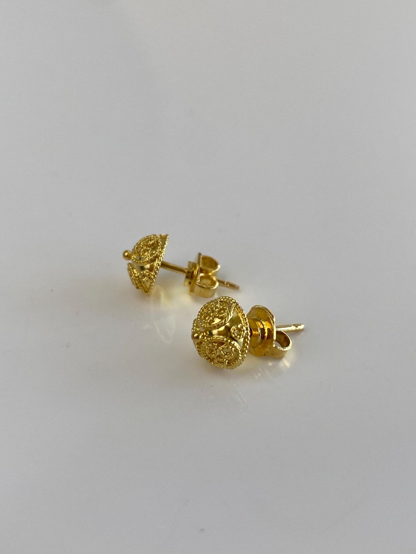 Vintage 18k Yellow Gold Filigree Domed Stud Earrings