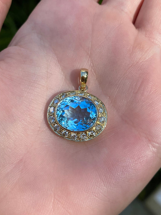 Vintage Solid 18k Yellow Gold Topaz & Diamond Charm