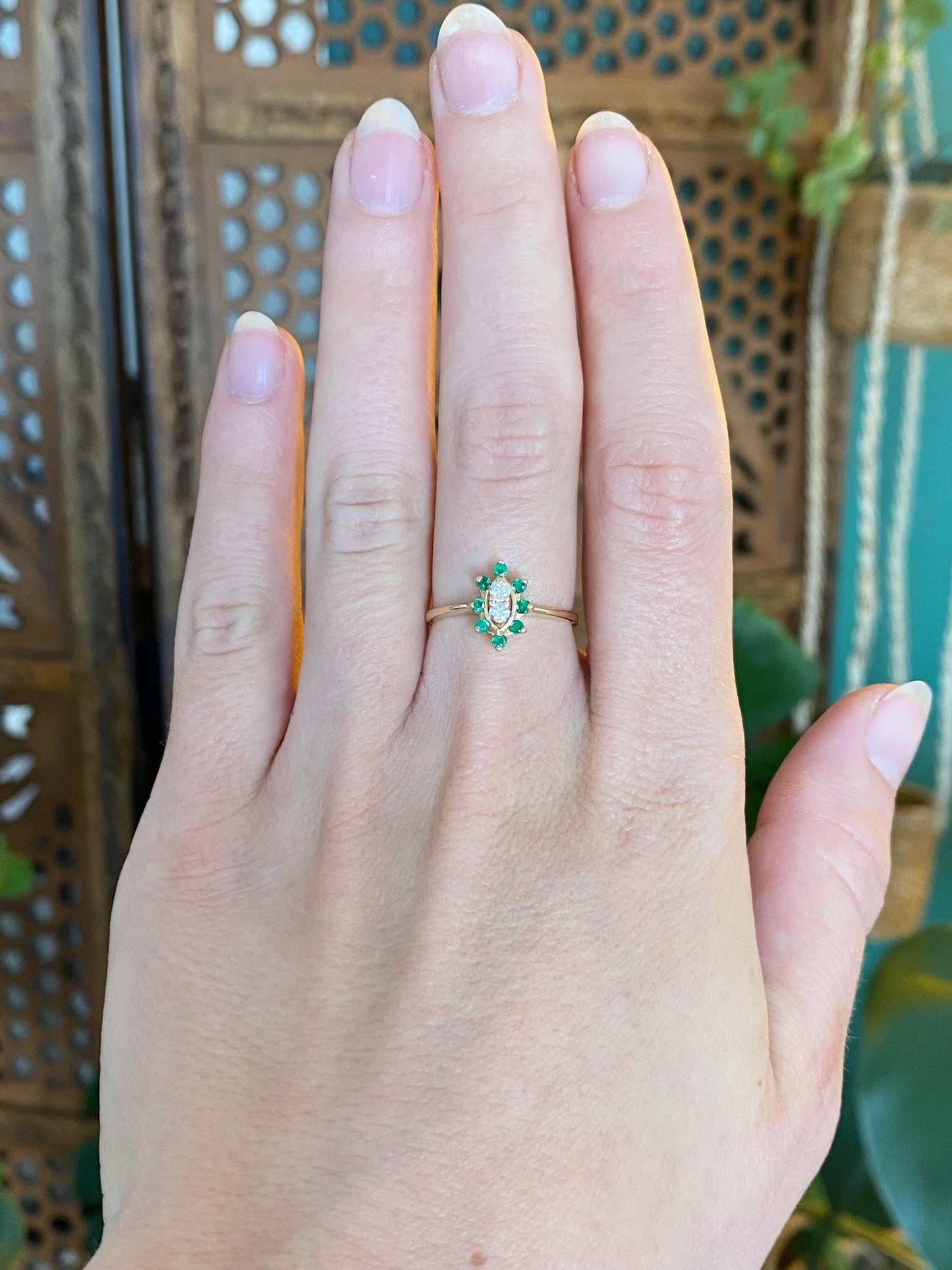 Vintage Solid 14k Yellow Gold Emerald Halo Diamonds Ring - Size 6.5