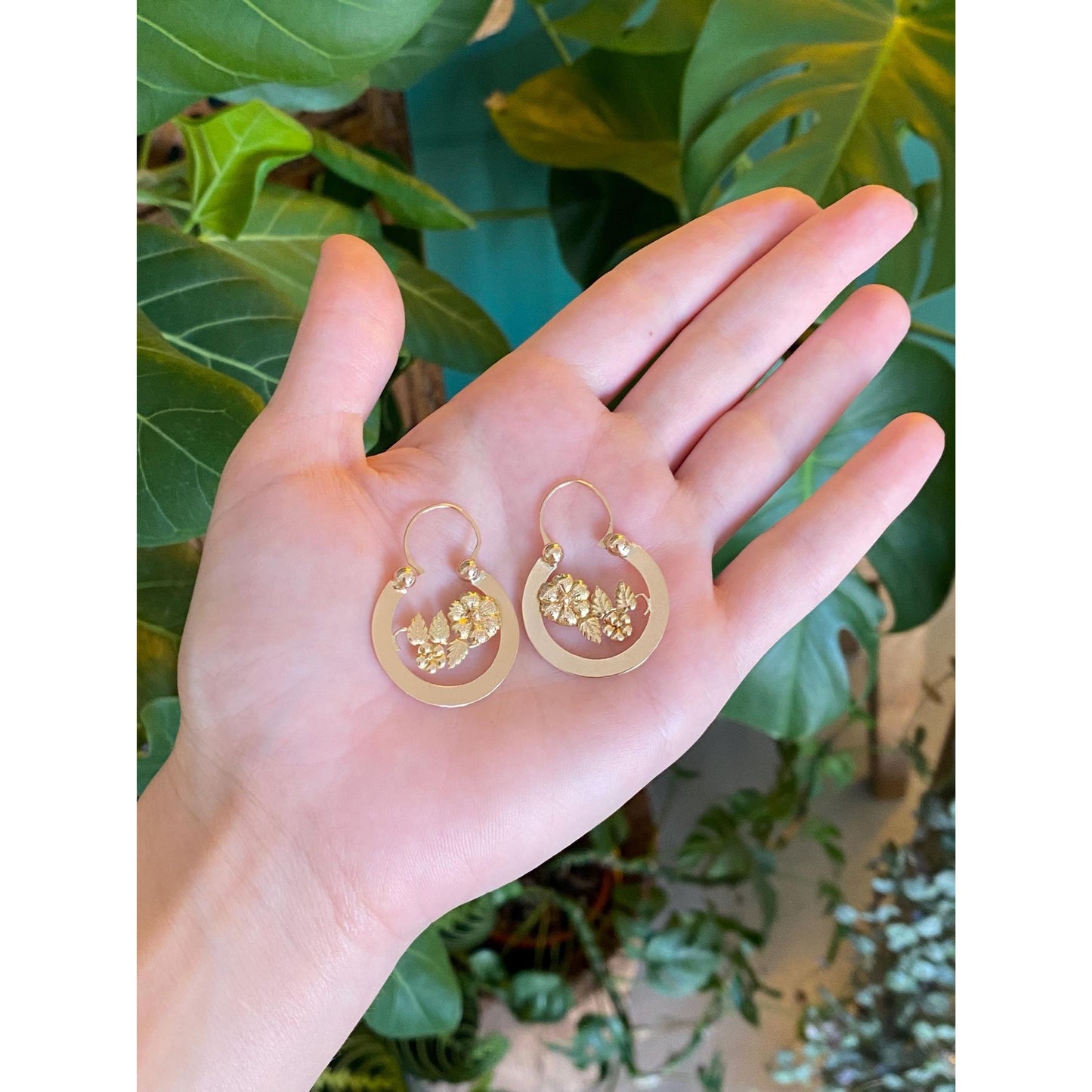 Vintage Solid 14k Yellow Gold Flower Hoop Earrings