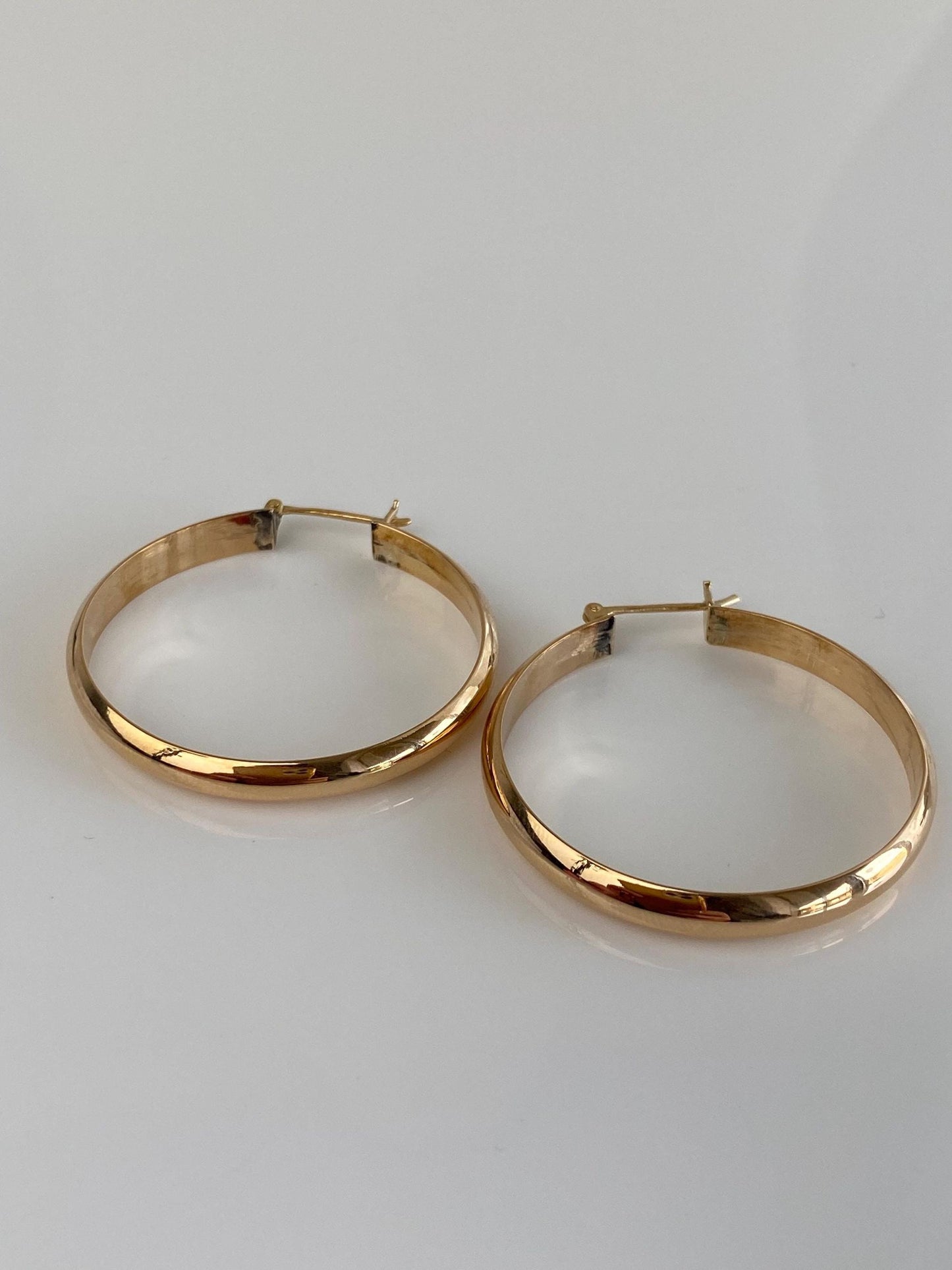 Vintage 18k Yellow Gold Hoop Earrings