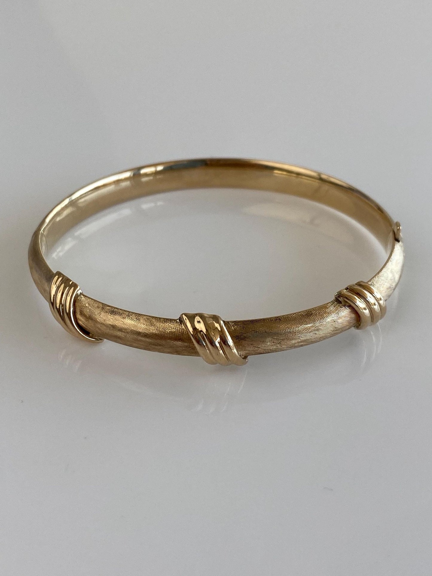 Vintage 14k Yellow Gold Satin Fluted Design Bangle Bracelet - 6.75 Inches