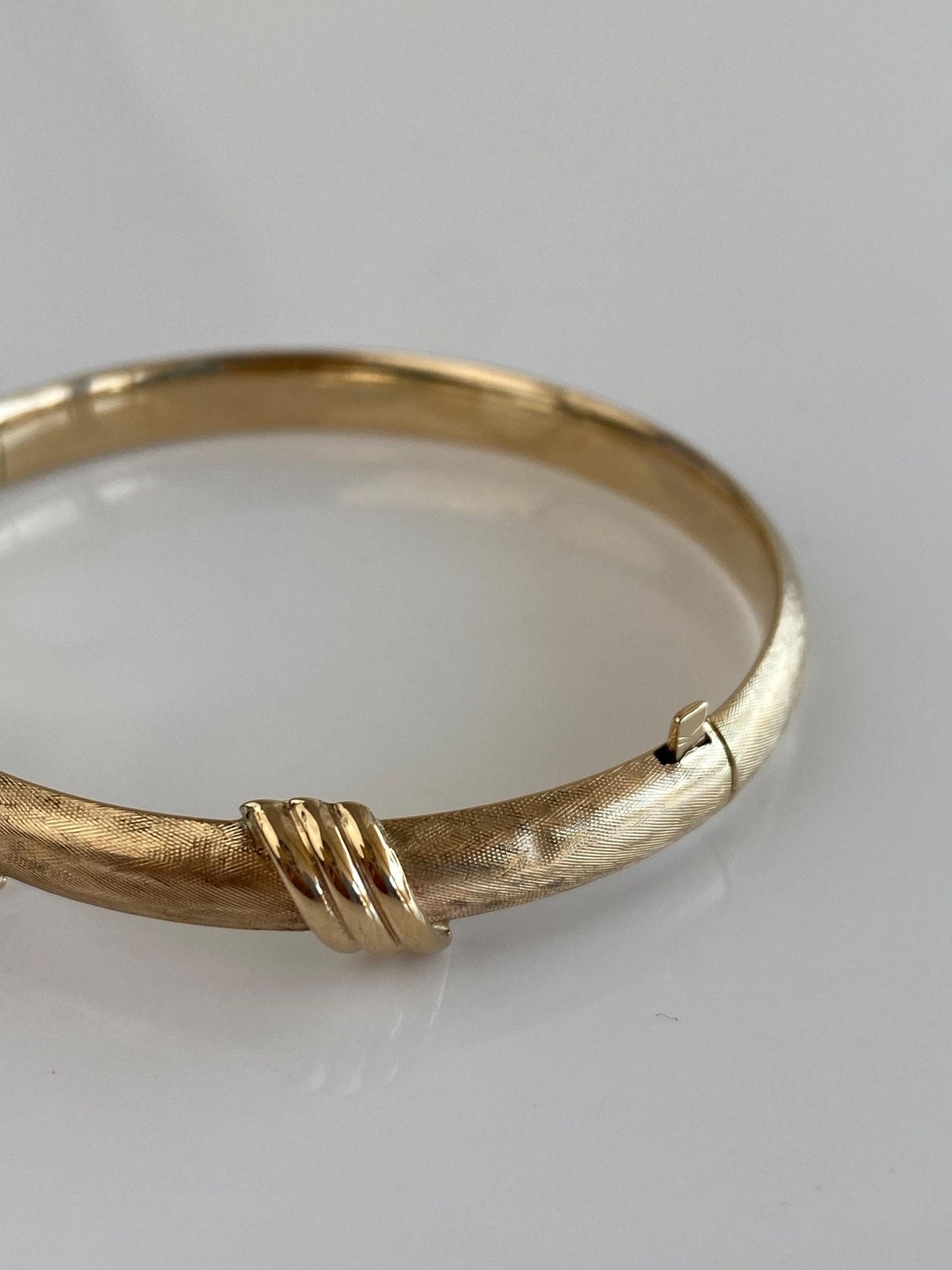 Vintage 14k Yellow Gold Satin Fluted Design Bangle Bracelet - 6.75 Inches