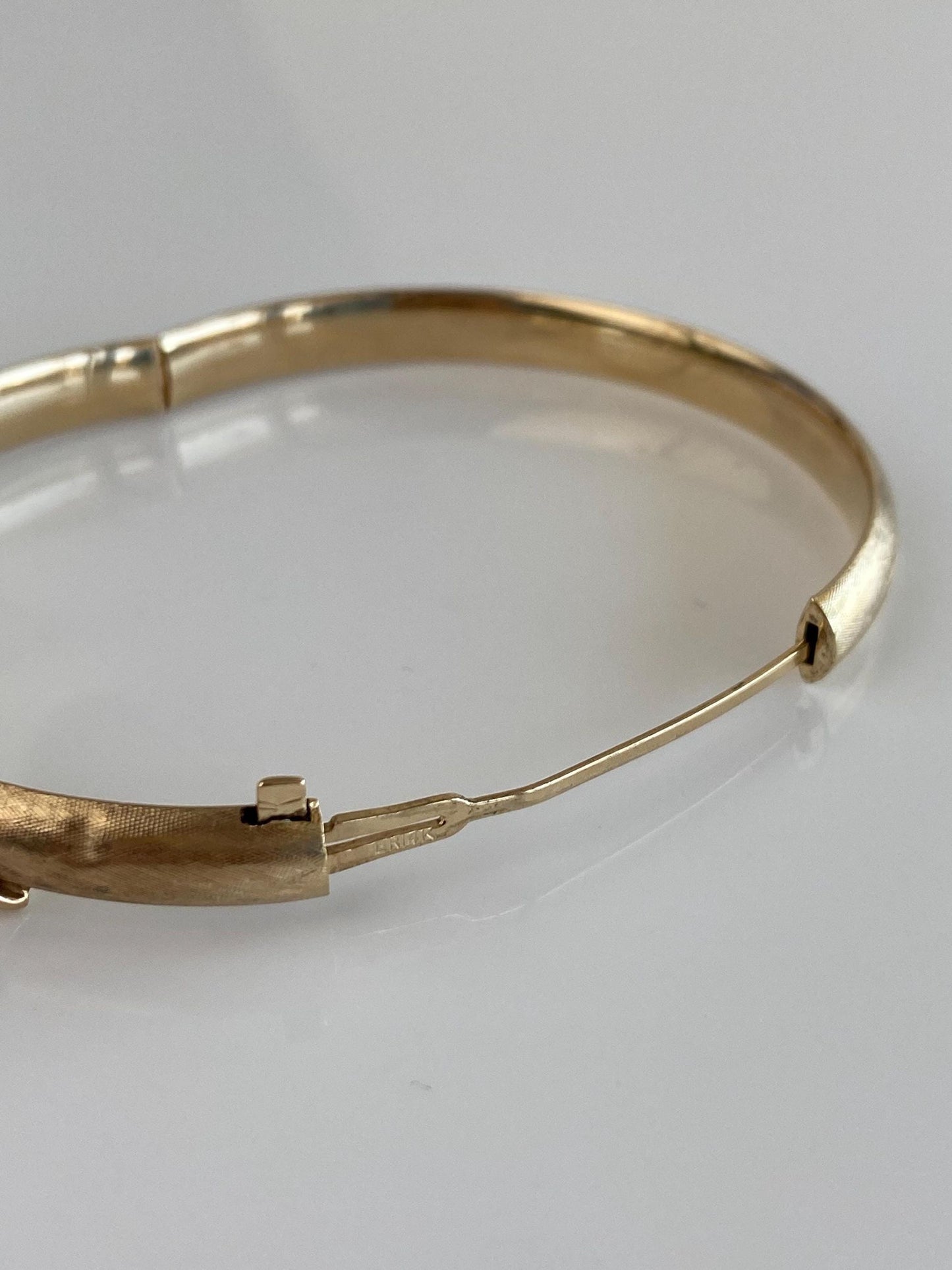 Vintage 14k Yellow Gold Satin Fluted Design Bangle Bracelet - 6.75 Inches