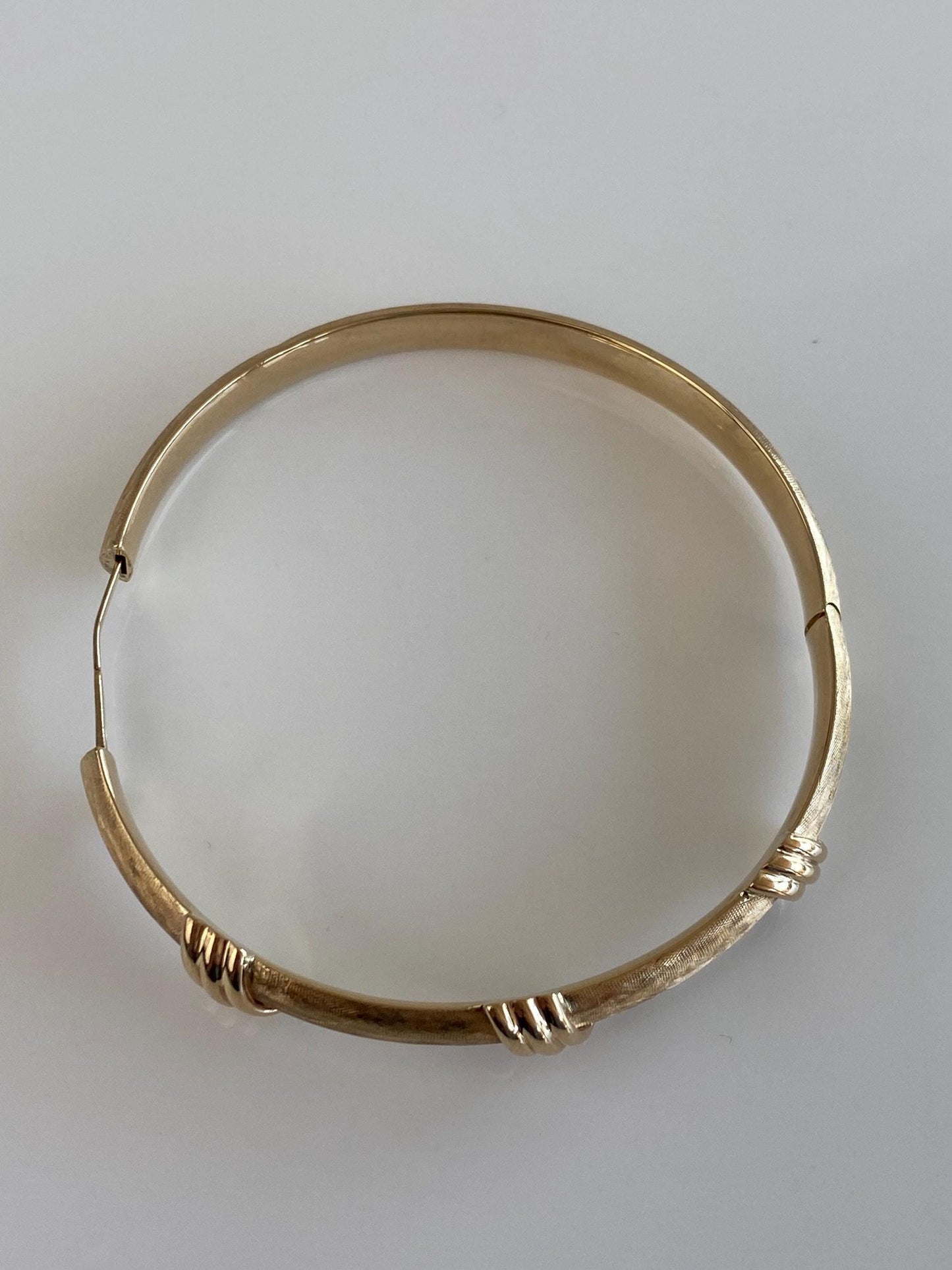 Vintage 14k Yellow Gold Satin Fluted Design Bangle Bracelet - 6.75 Inches