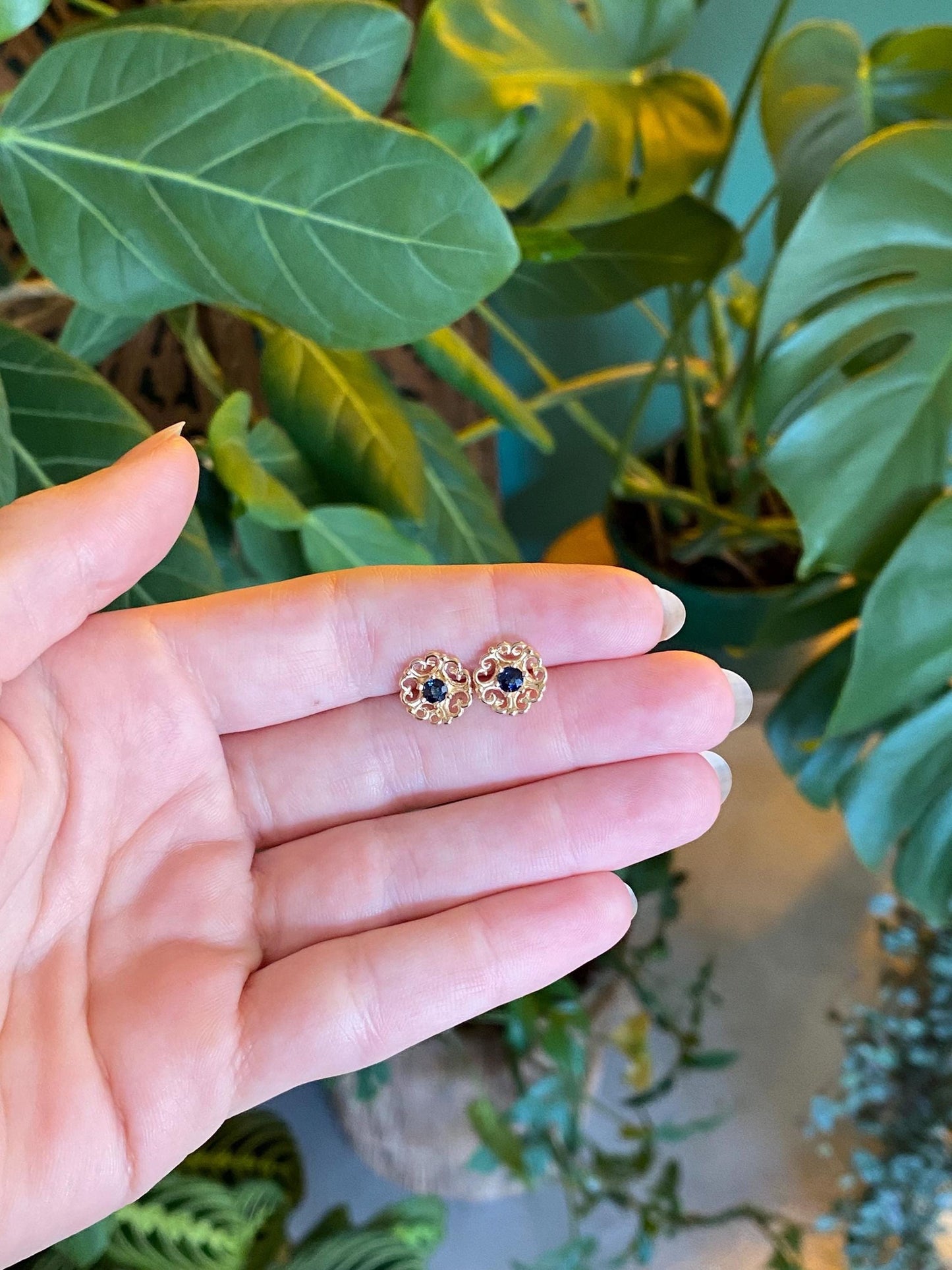 Vintage Solid 14k Yellow Gold Blue Sapphire Flower Stud Earrings