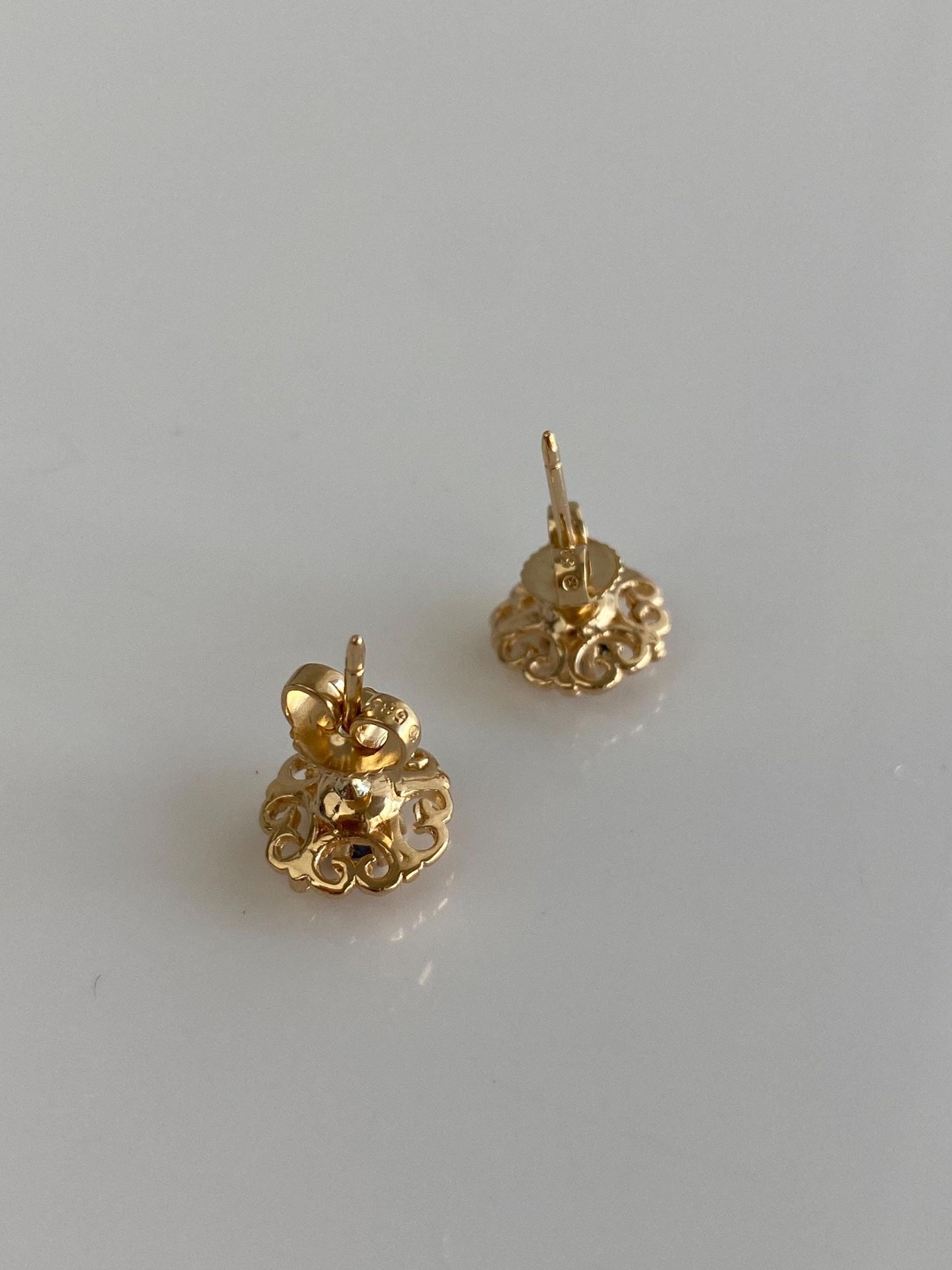 Vintage Solid 14k Yellow Gold Blue Sapphire Flower Stud Earrings