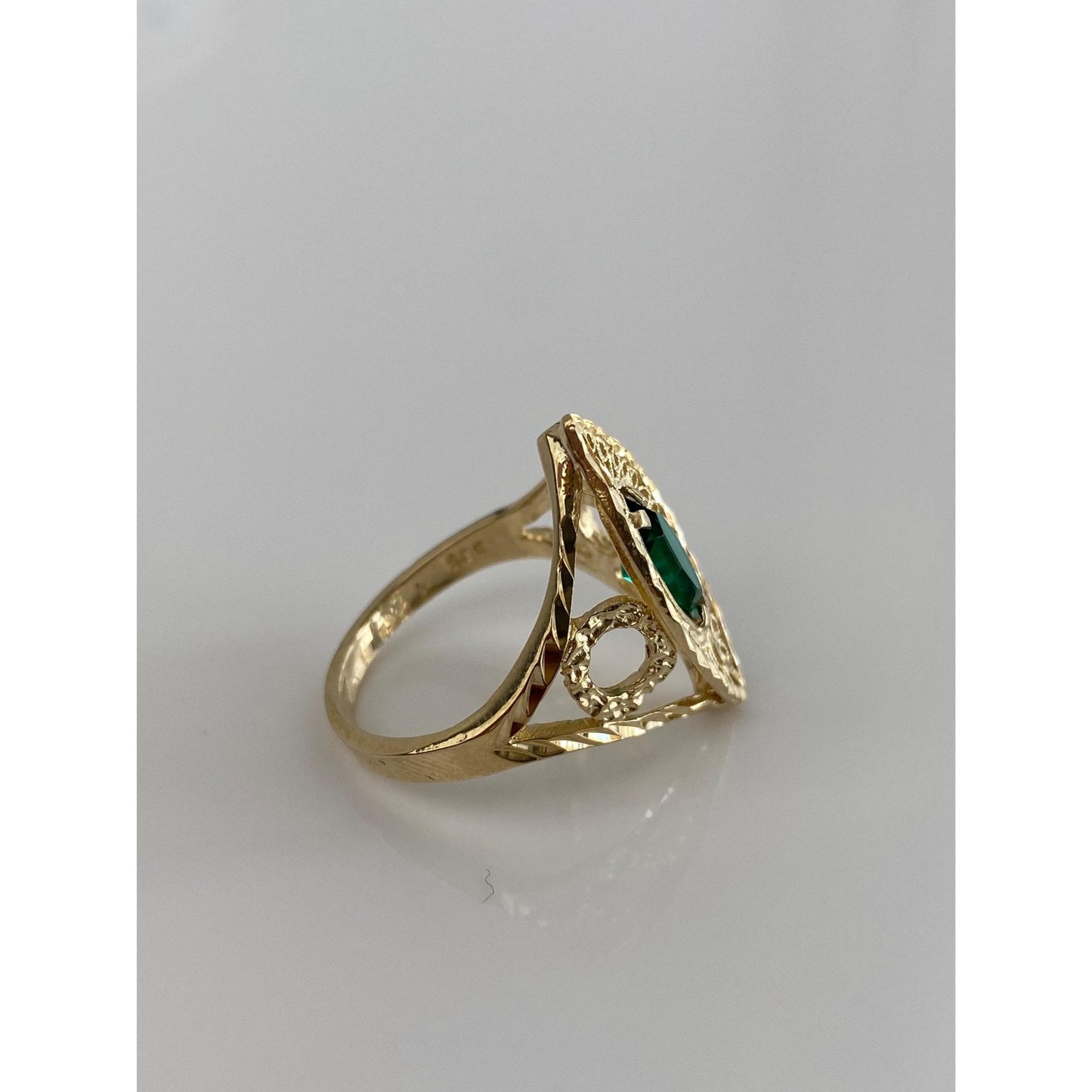 Vintage Solid 10k Yellow Gold Diamond Cut Green Cubic Zirconia Ring - Size 7.25