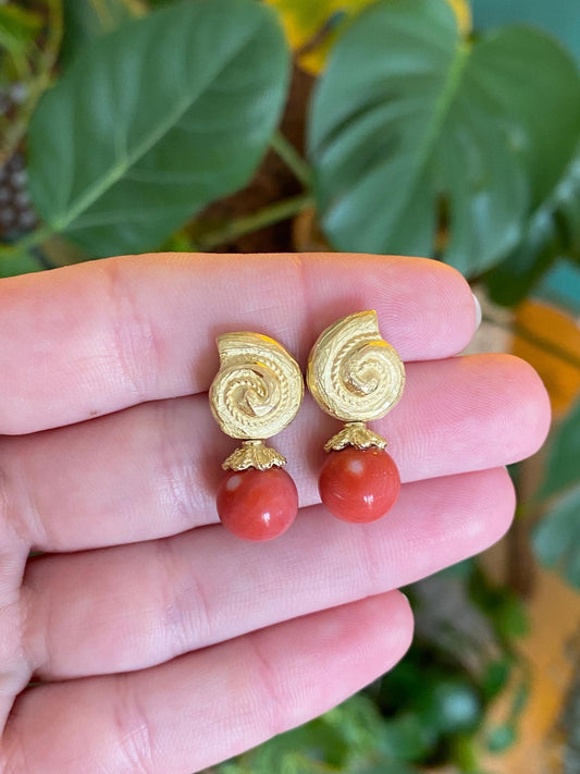 Vintage Solid 18k Yellow Gold Coral Shell Stud Earrings