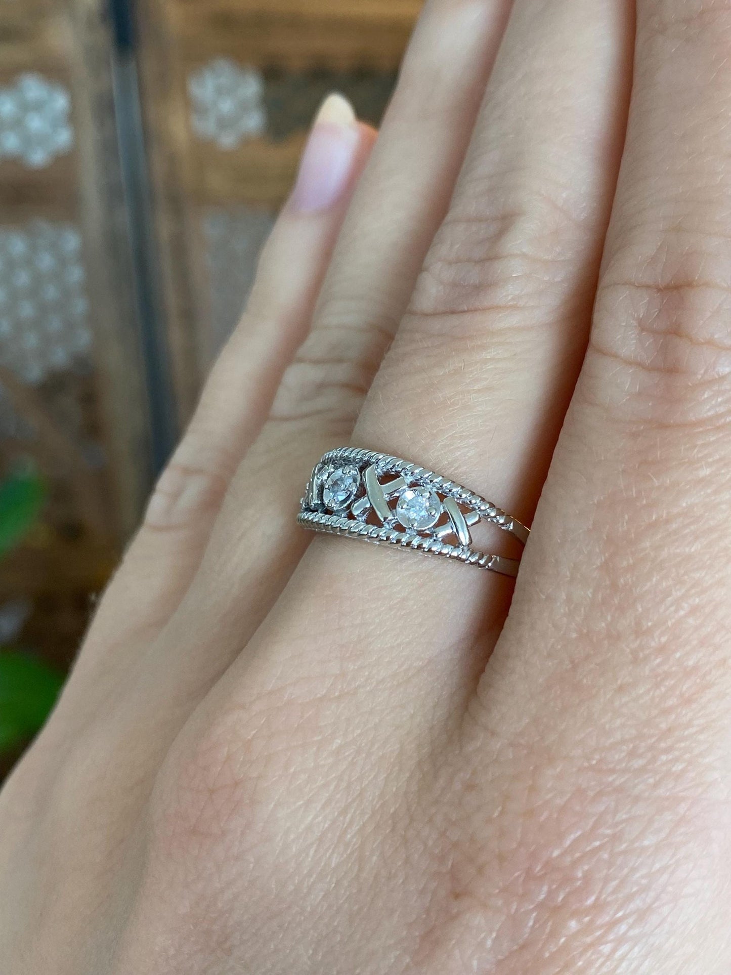 Vintage Solid 10k White Gold Diamond XO Ring Band - Size 7.75