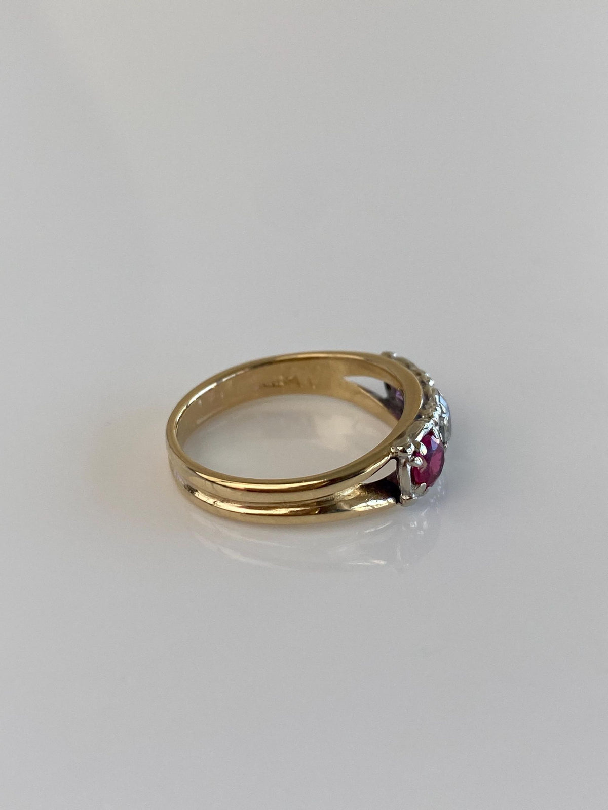 Vintage Solid 14k White & Yellow Gold Clear Spinel 2 Tone Pink Sapphire Ring Band - Size 6
