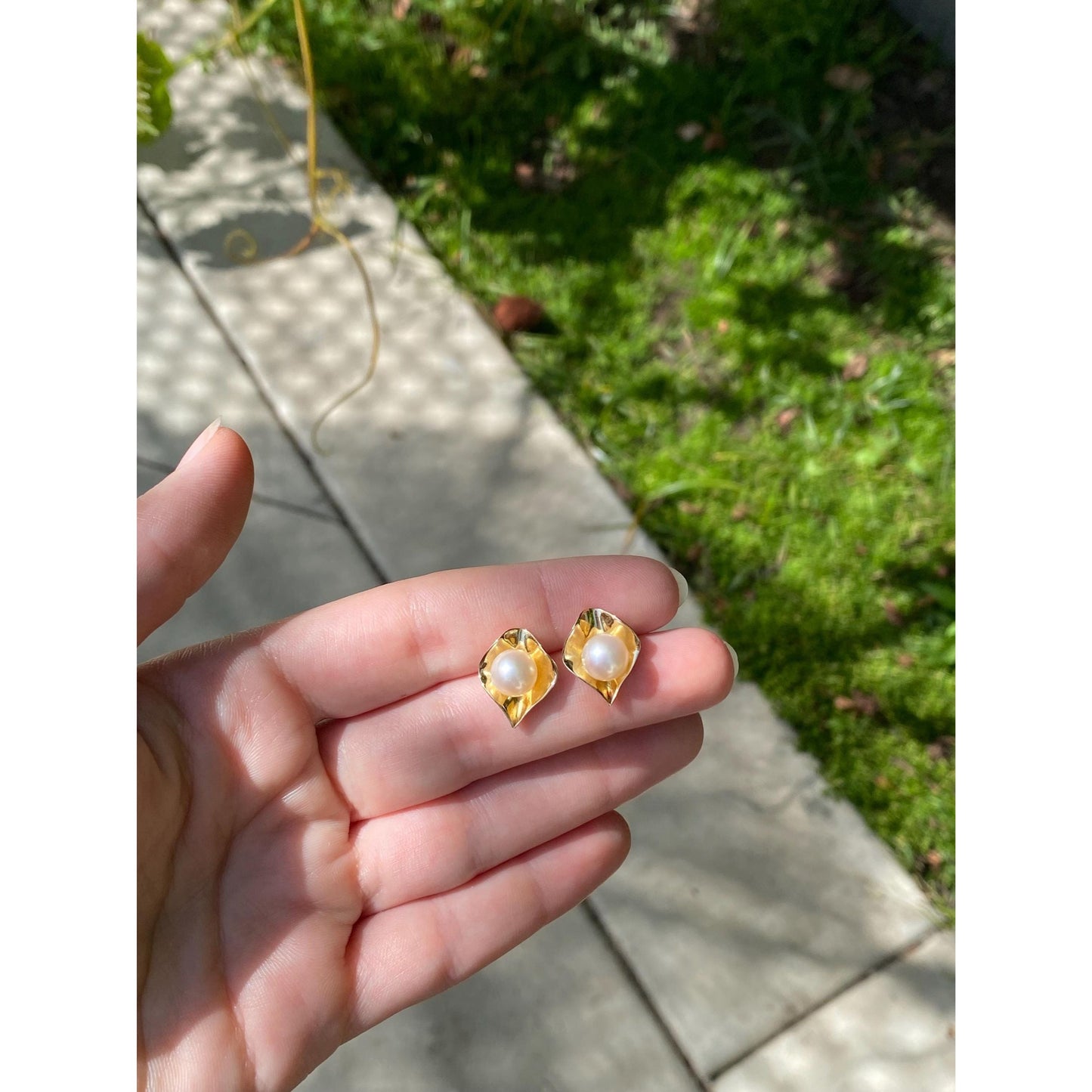 Vintage Solid 14k Yellow Gold Pearl Leaf Stud Earrings