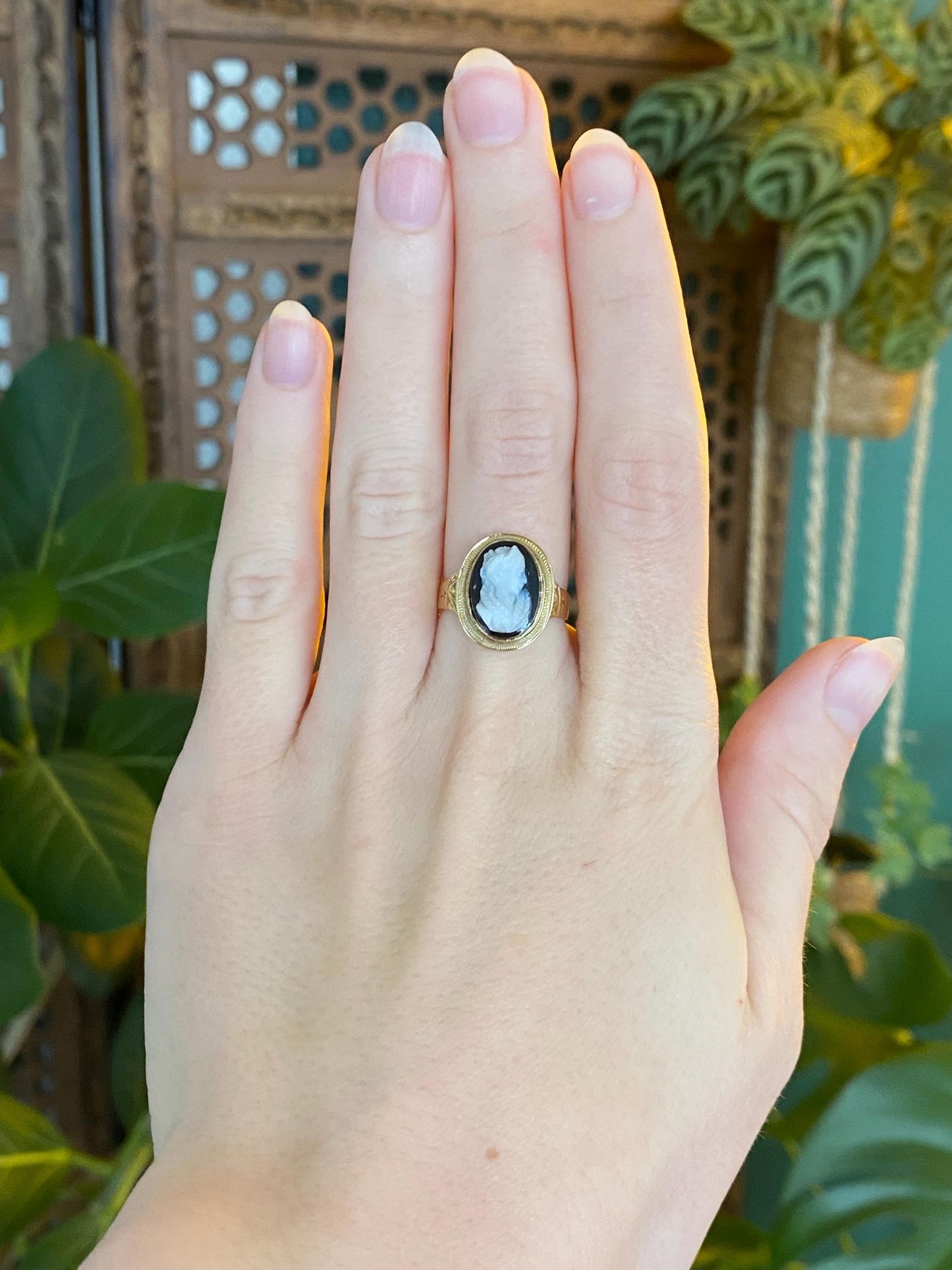 Vintage Solid 18k Yellow Gold Cameo Ring - Size 6.25