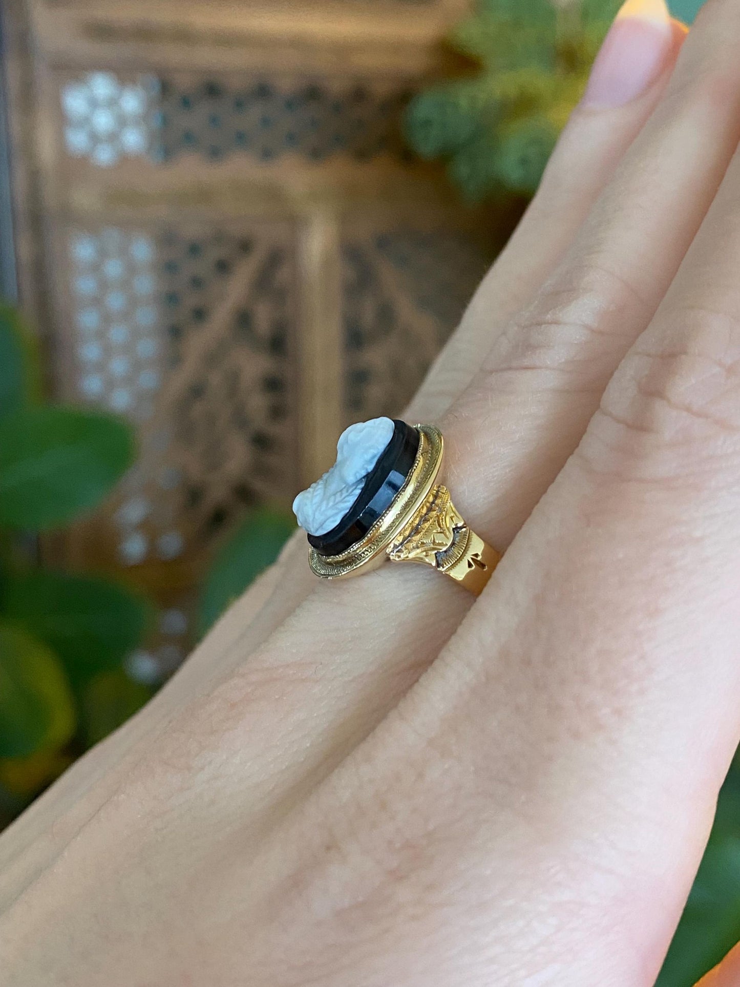 Vintage Solid 18k Yellow Gold Cameo Ring - Size 6.25