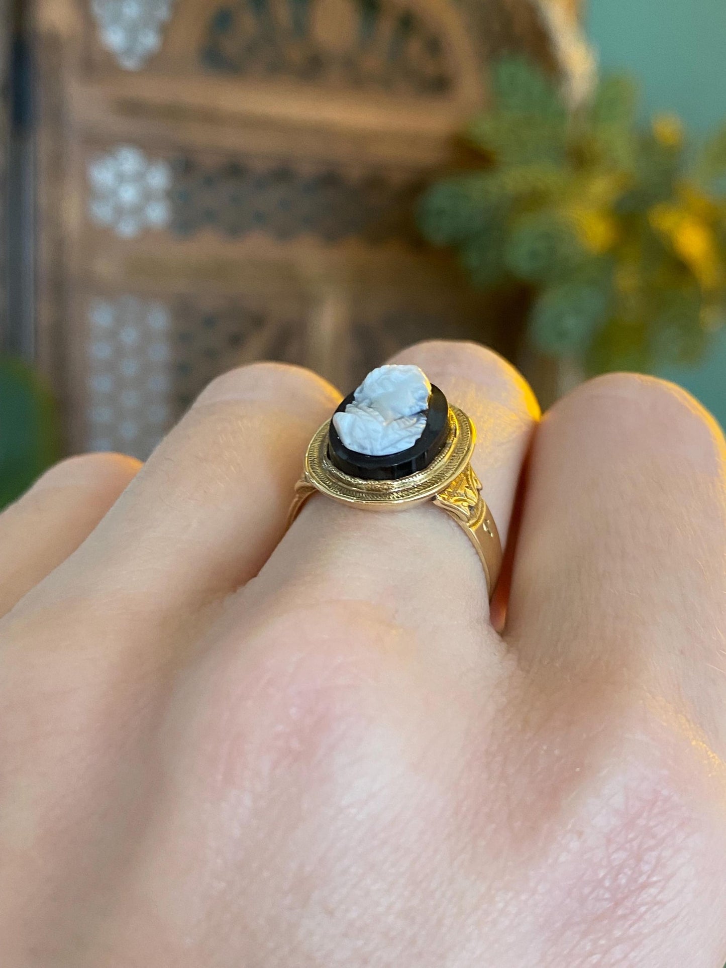 Vintage Solid 18k Yellow Gold Cameo Ring - Size 6.25