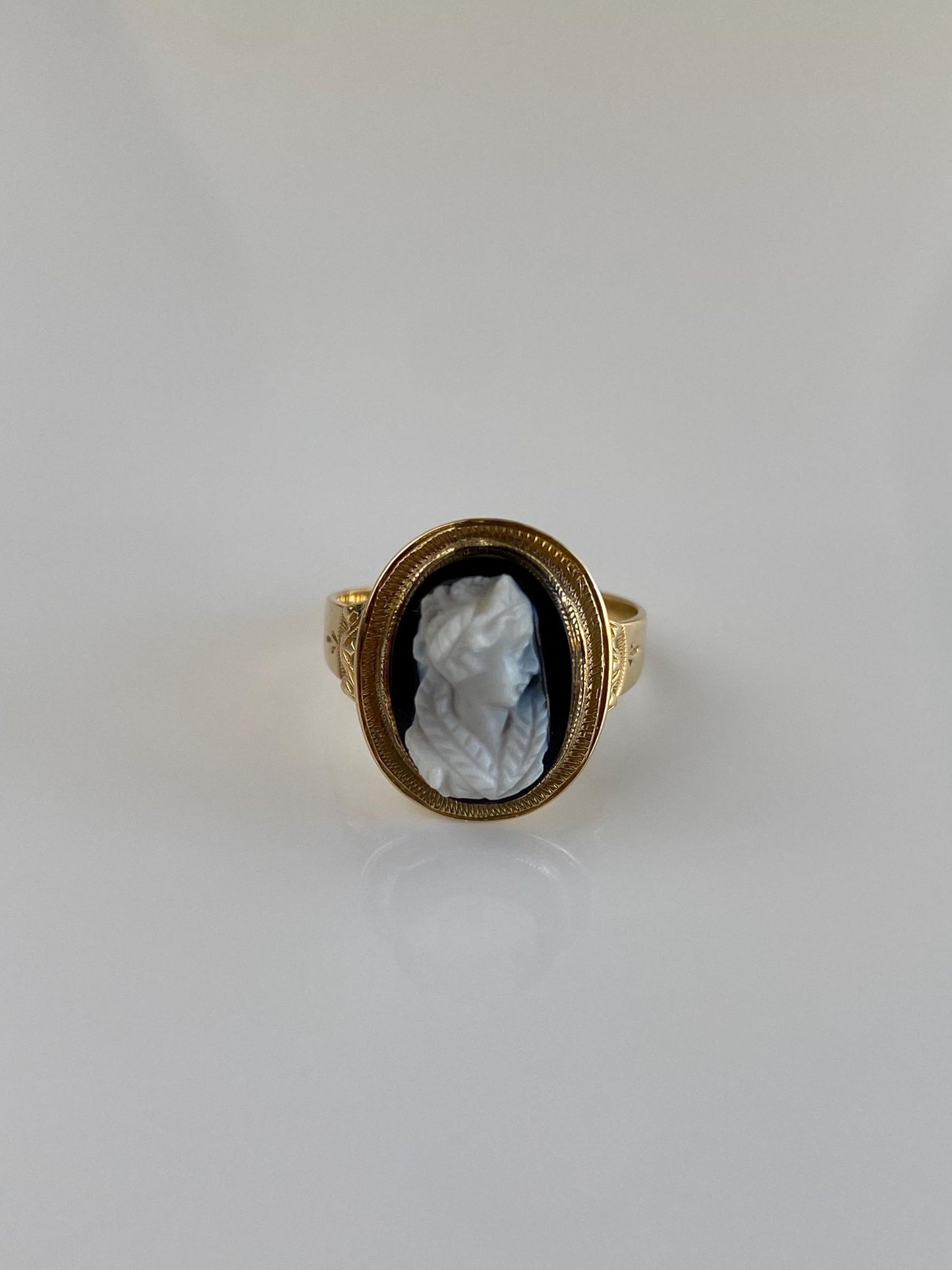 Vintage Solid 18k Yellow Gold Cameo Ring - Size 6.25