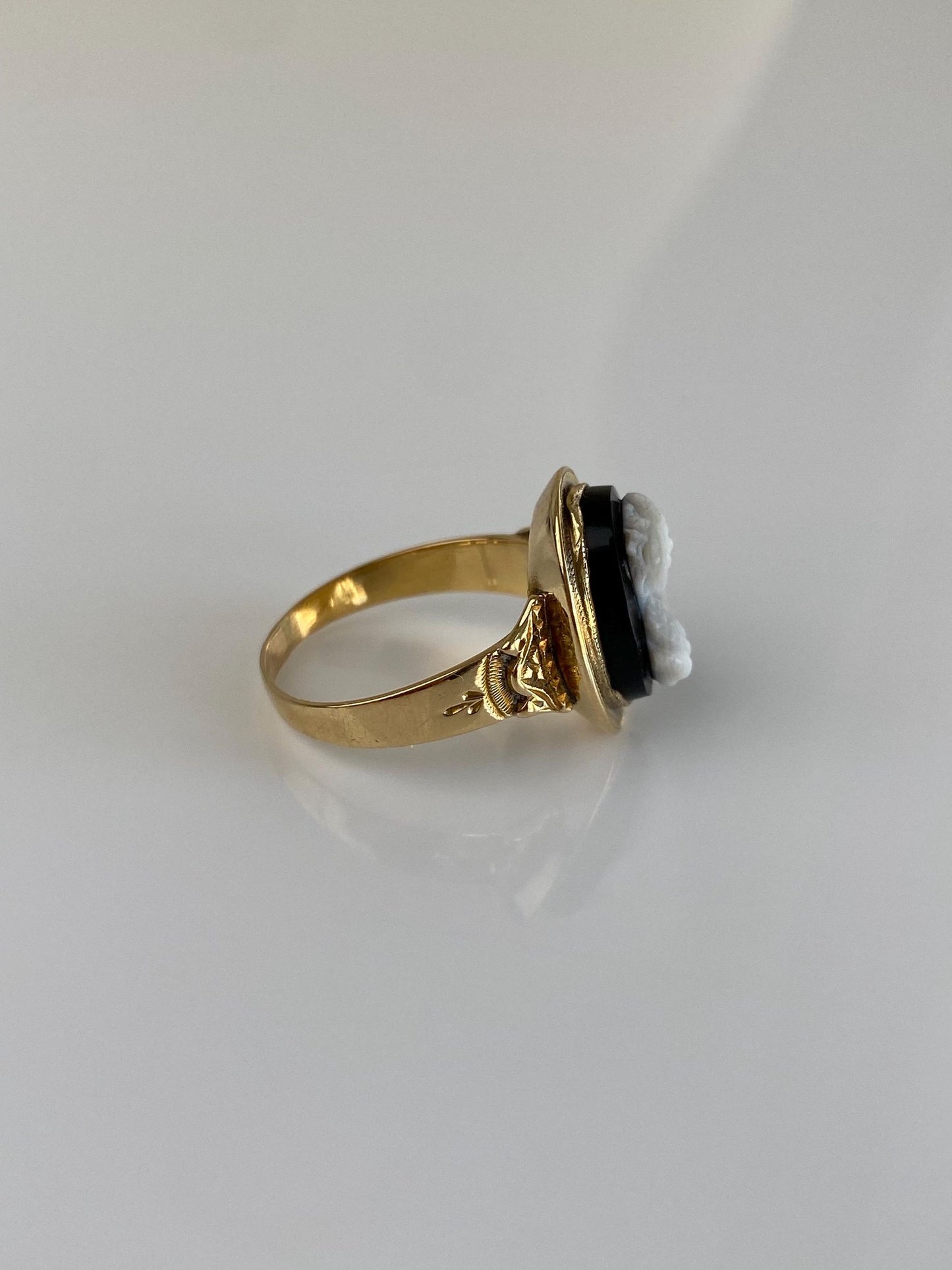 Vintage Solid 18k Yellow Gold Cameo Ring - Size 6.25