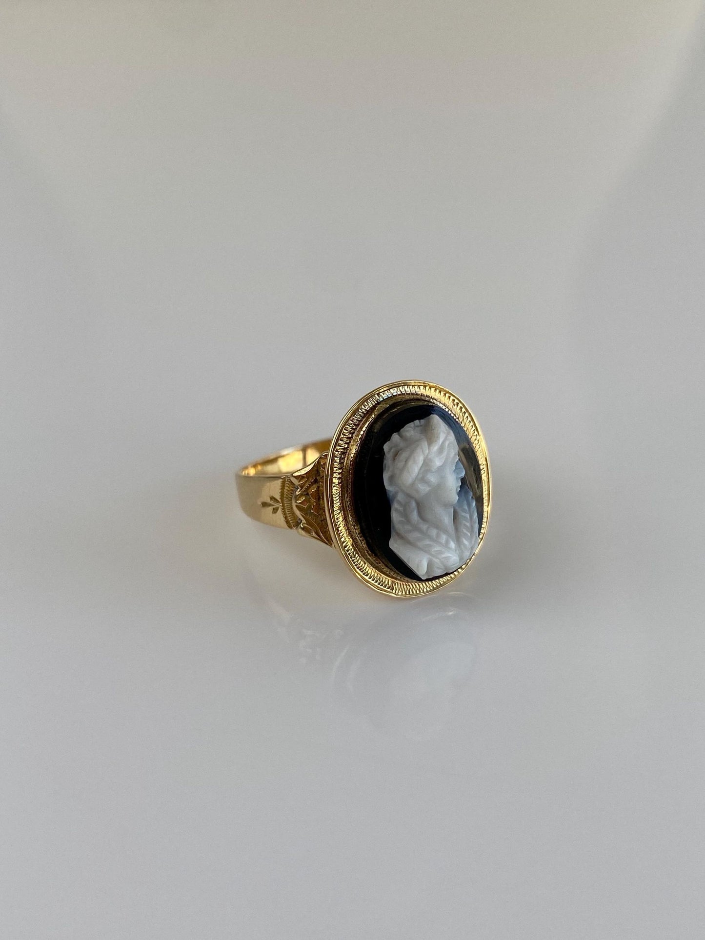 Vintage Solid 18k Yellow Gold Cameo Ring - Size 6.25
