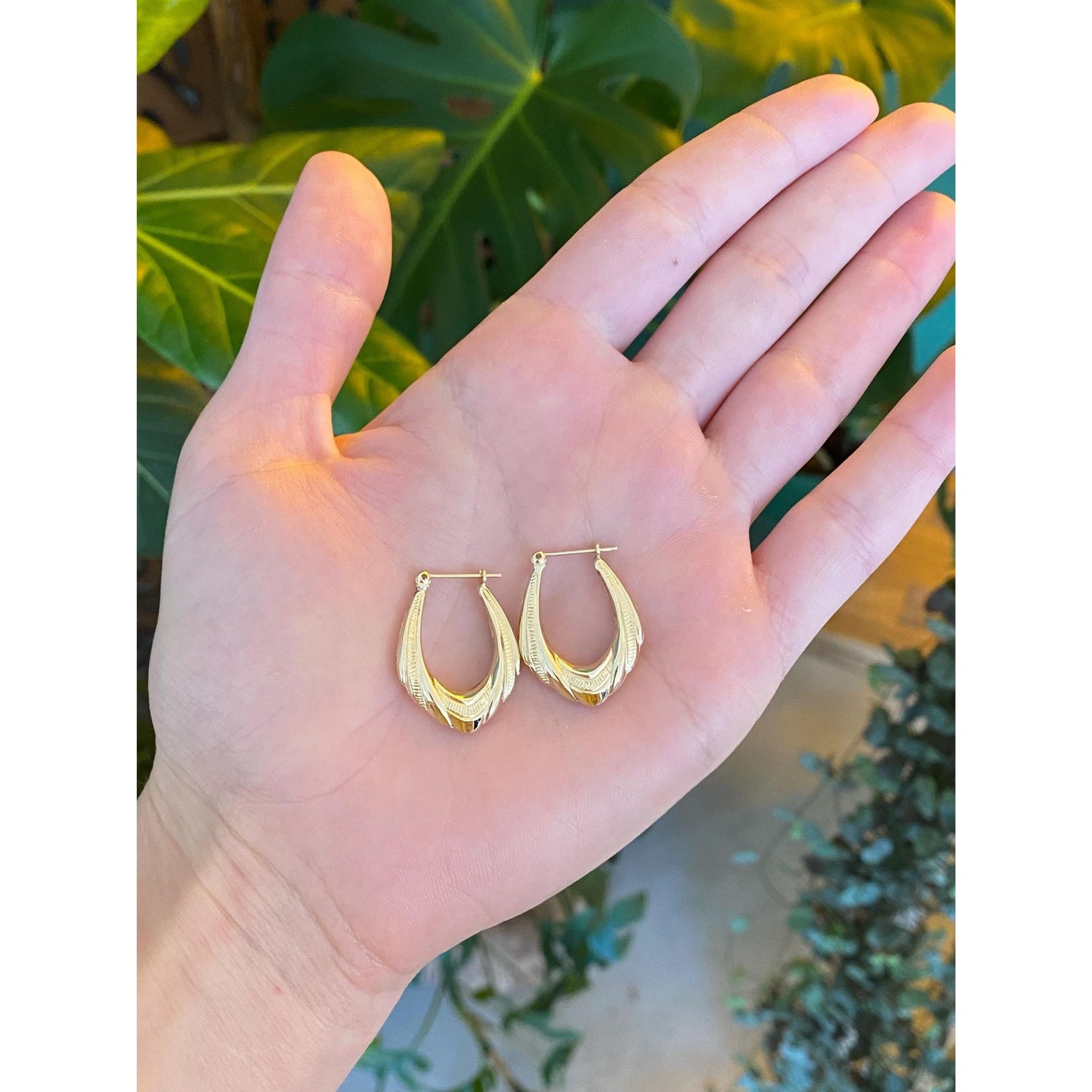 Vintage 14k Yellow Gold Scalloped Pattern Hoop Earrings