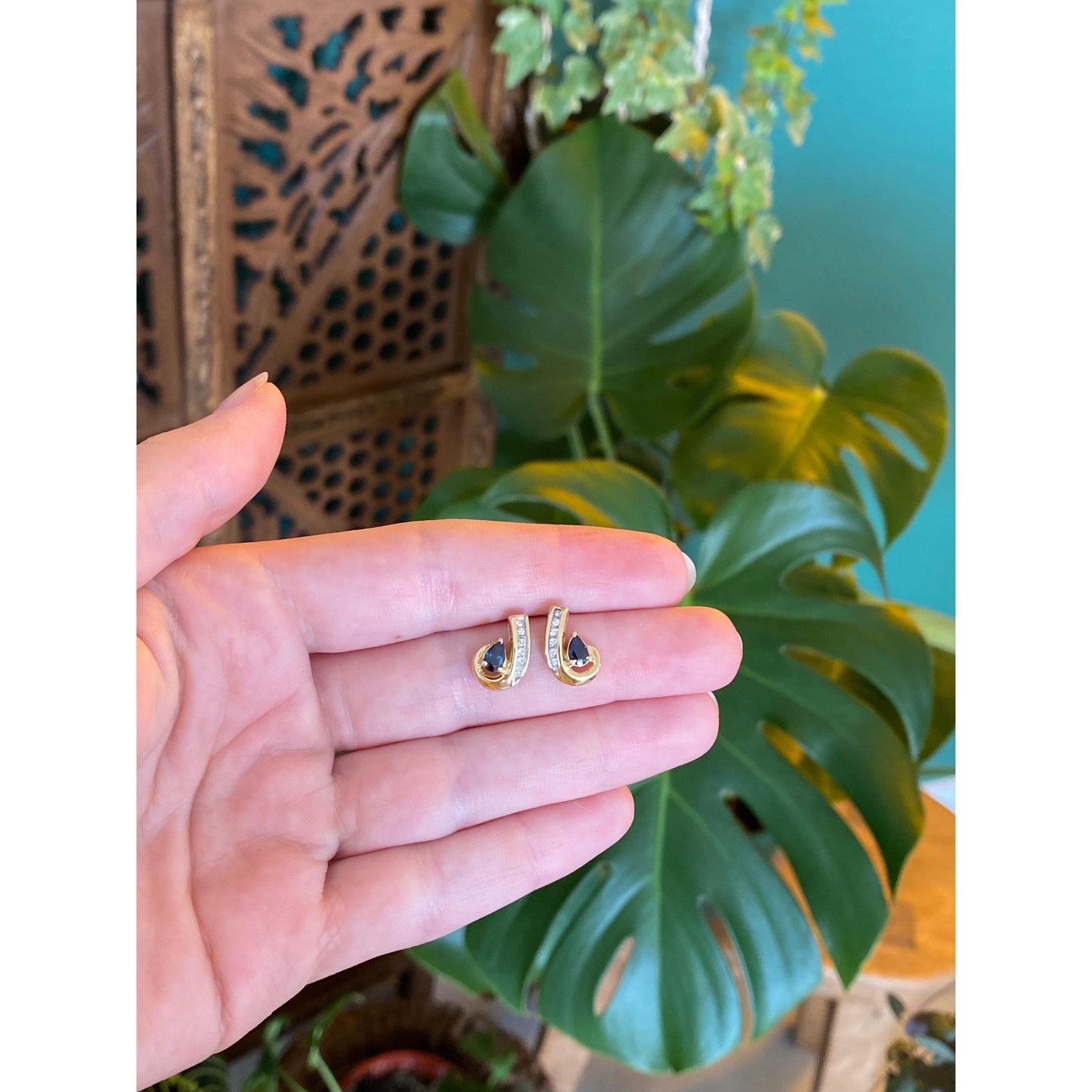 Vintage Solid 14k Yellow Gold Diamond Blue Sapphire Stud Earrings