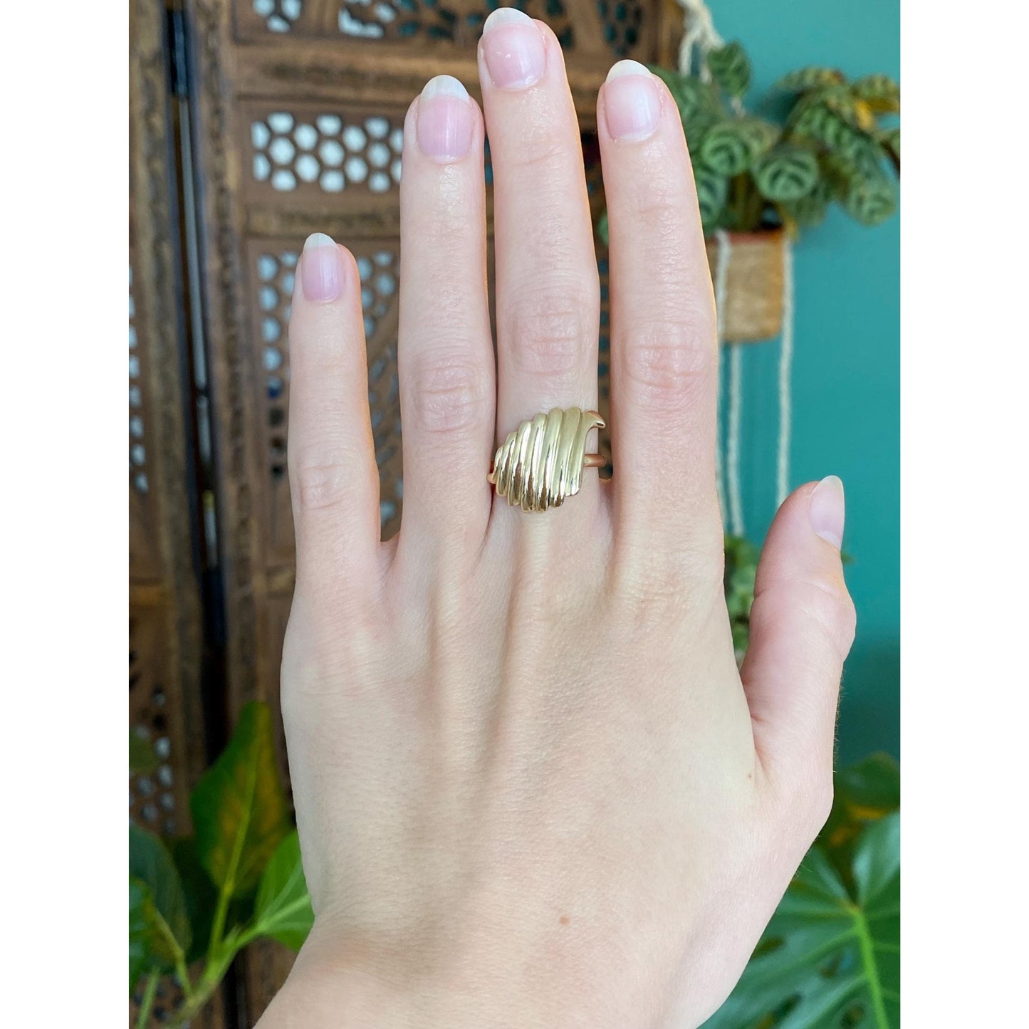 Solid 14k Yellow Gold Post Modern Scalloped Ring - Size 7.25