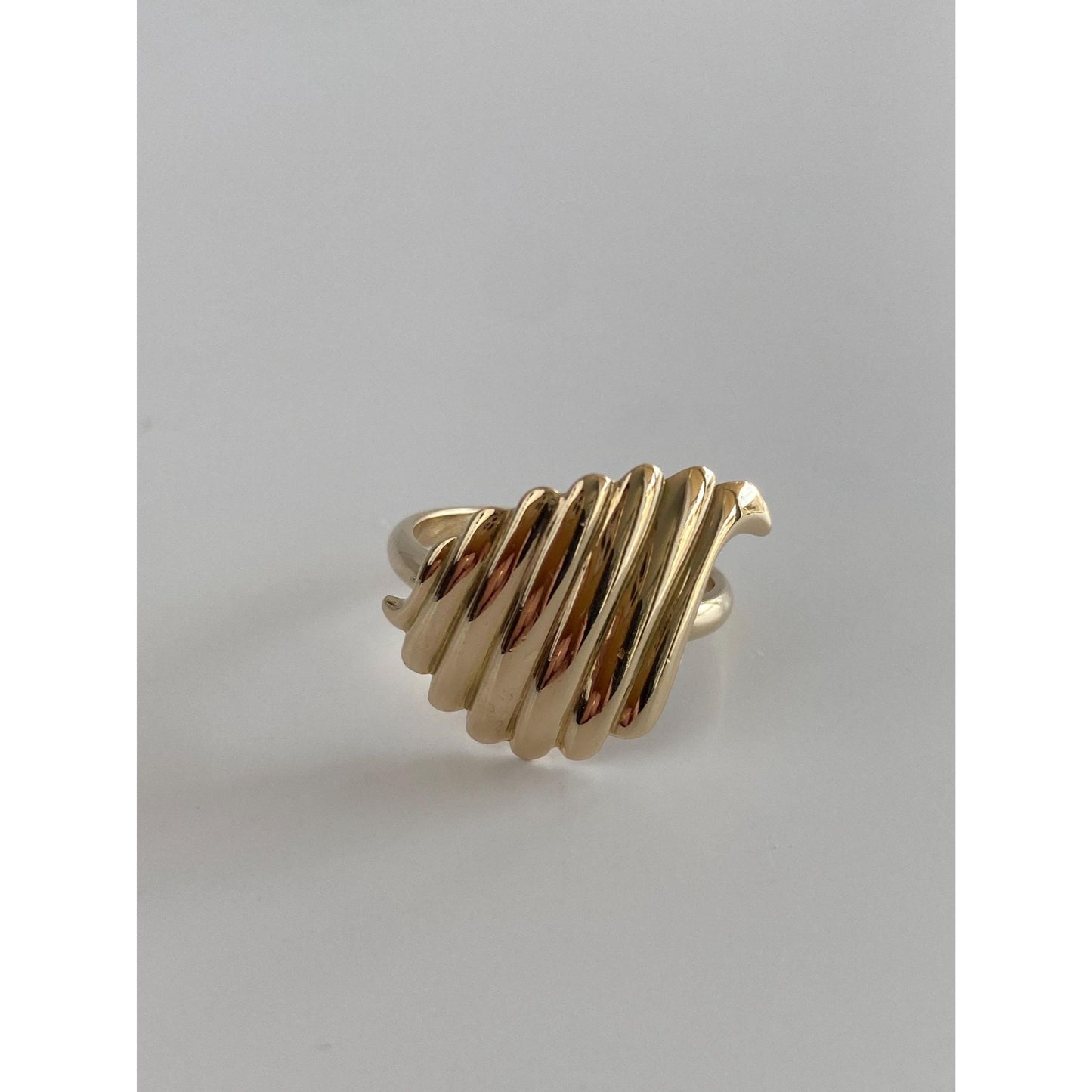 Solid 14k Yellow Gold Post Modern Scalloped Ring - Size 7.25