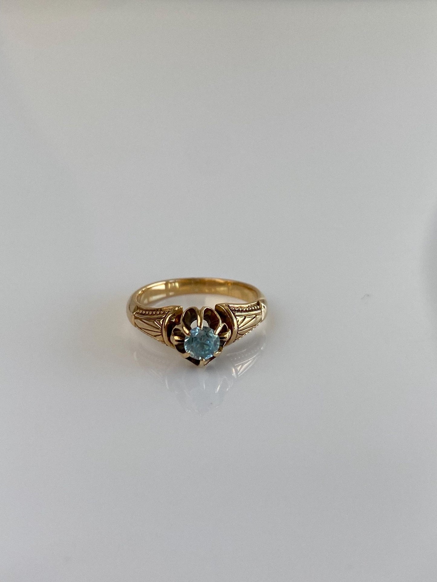 Vintage Solid 14k Yellow Gold Topaz Designed Ring - Size 2.25