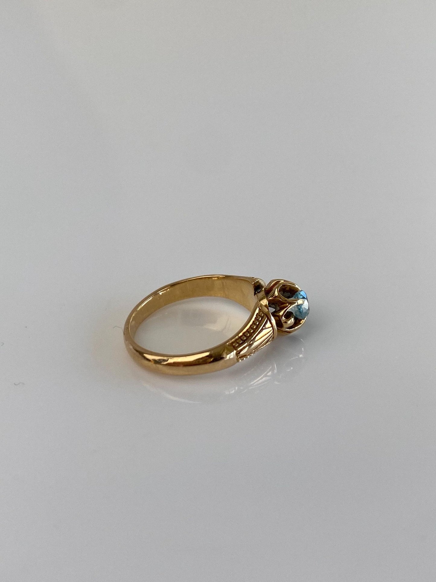 Vintage Solid 14k Yellow Gold Topaz Designed Ring - Size 2.25