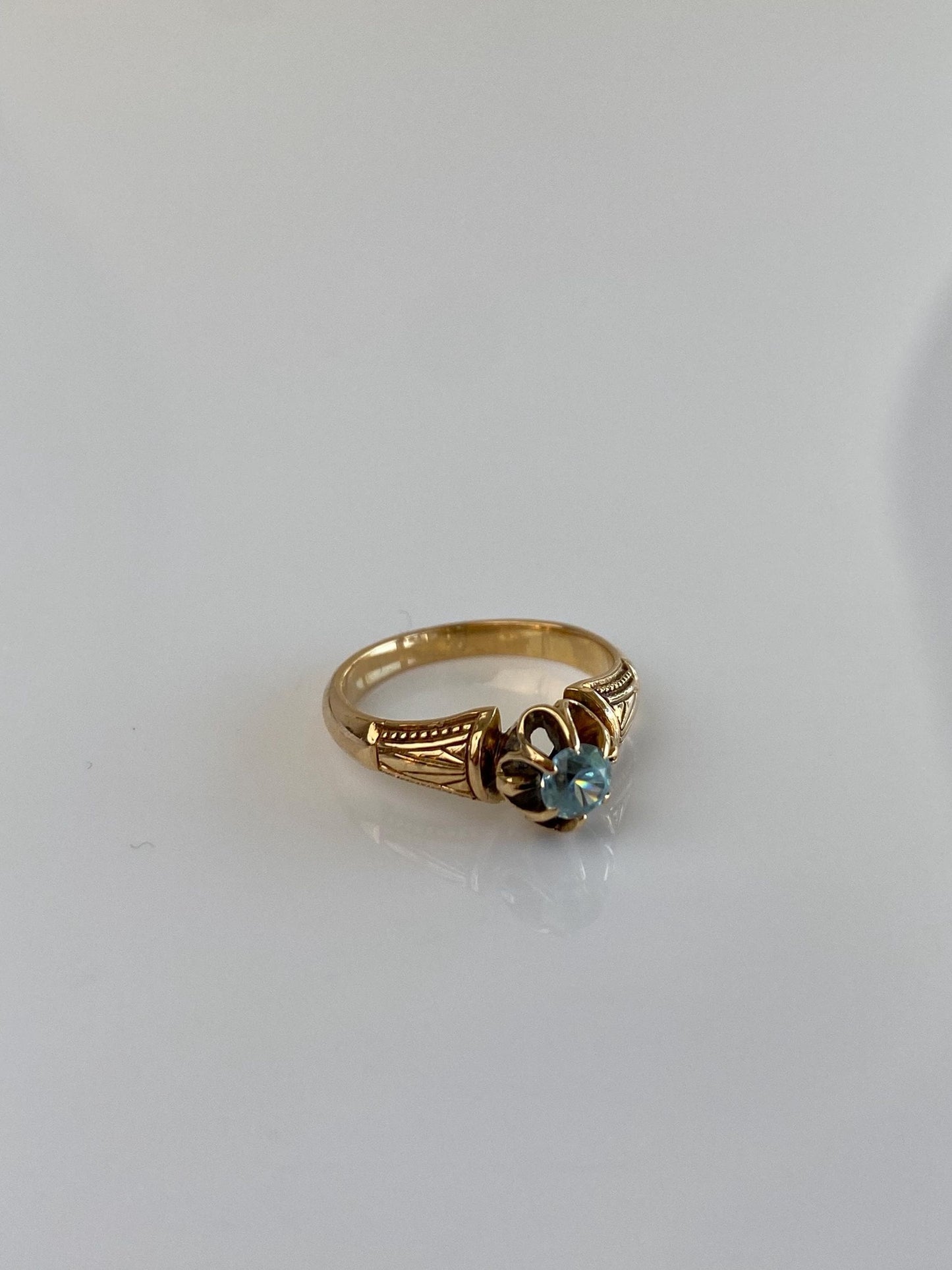 Vintage Solid 14k Yellow Gold Topaz Designed Ring - Size 2.25