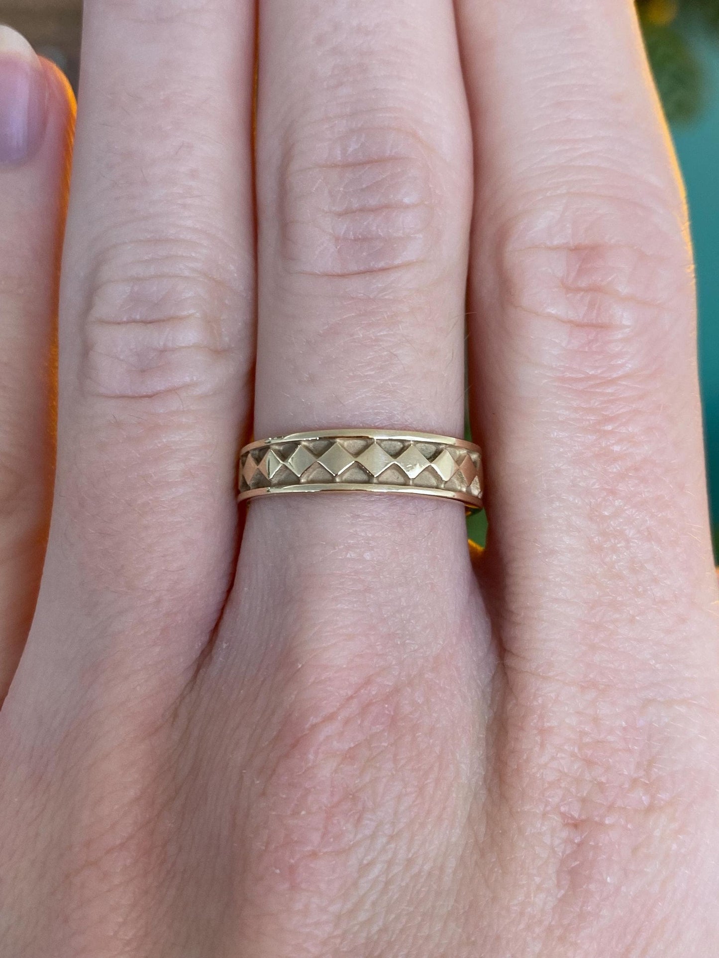 Vintage Solid 14k Yellow Gold Diamond Pattern Ring Band - Size 6.25