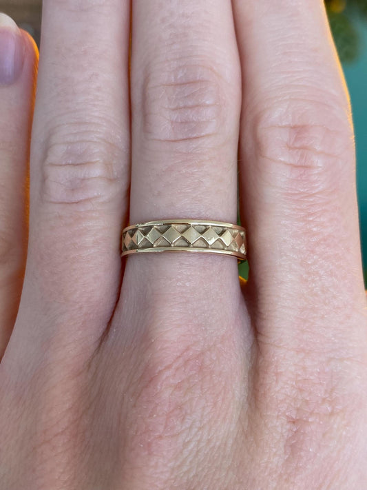 Vintage Solid 14k Yellow Gold Diamond Pattern Ring Band - Size 6.25