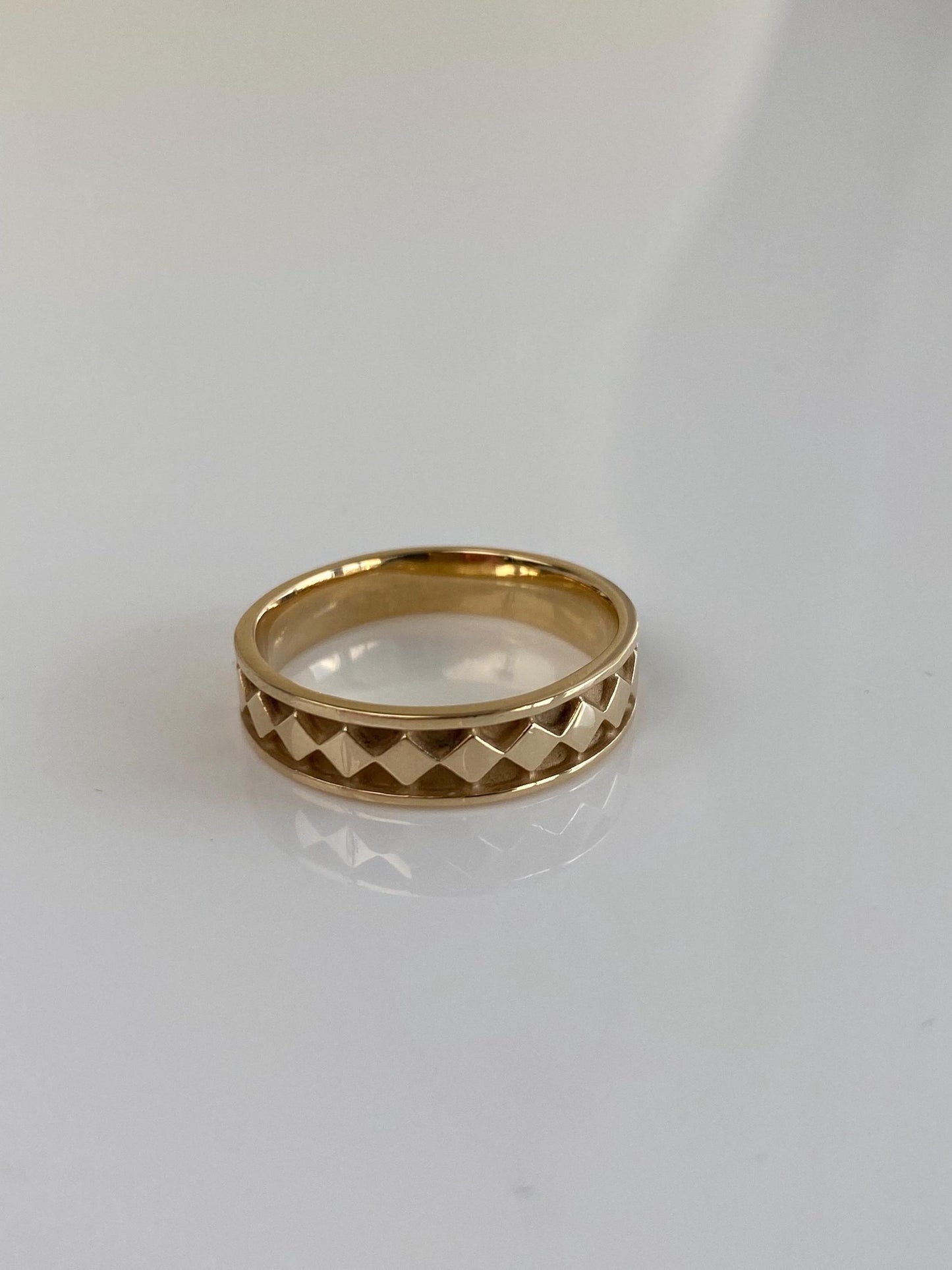 Vintage Solid 14k Yellow Gold Diamond Pattern Ring Band - Size 6.25