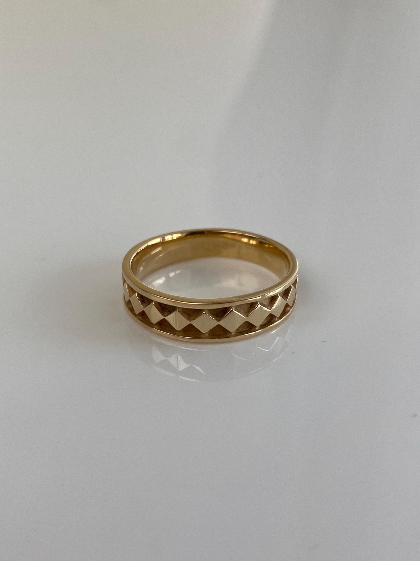 Vintage Solid 14k Yellow Gold Diamond Pattern Ring Band - Size 6.25