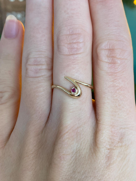 Vintage Solid 14k Yellow Gold Pink Spinel Twist Ring - Size 5.5