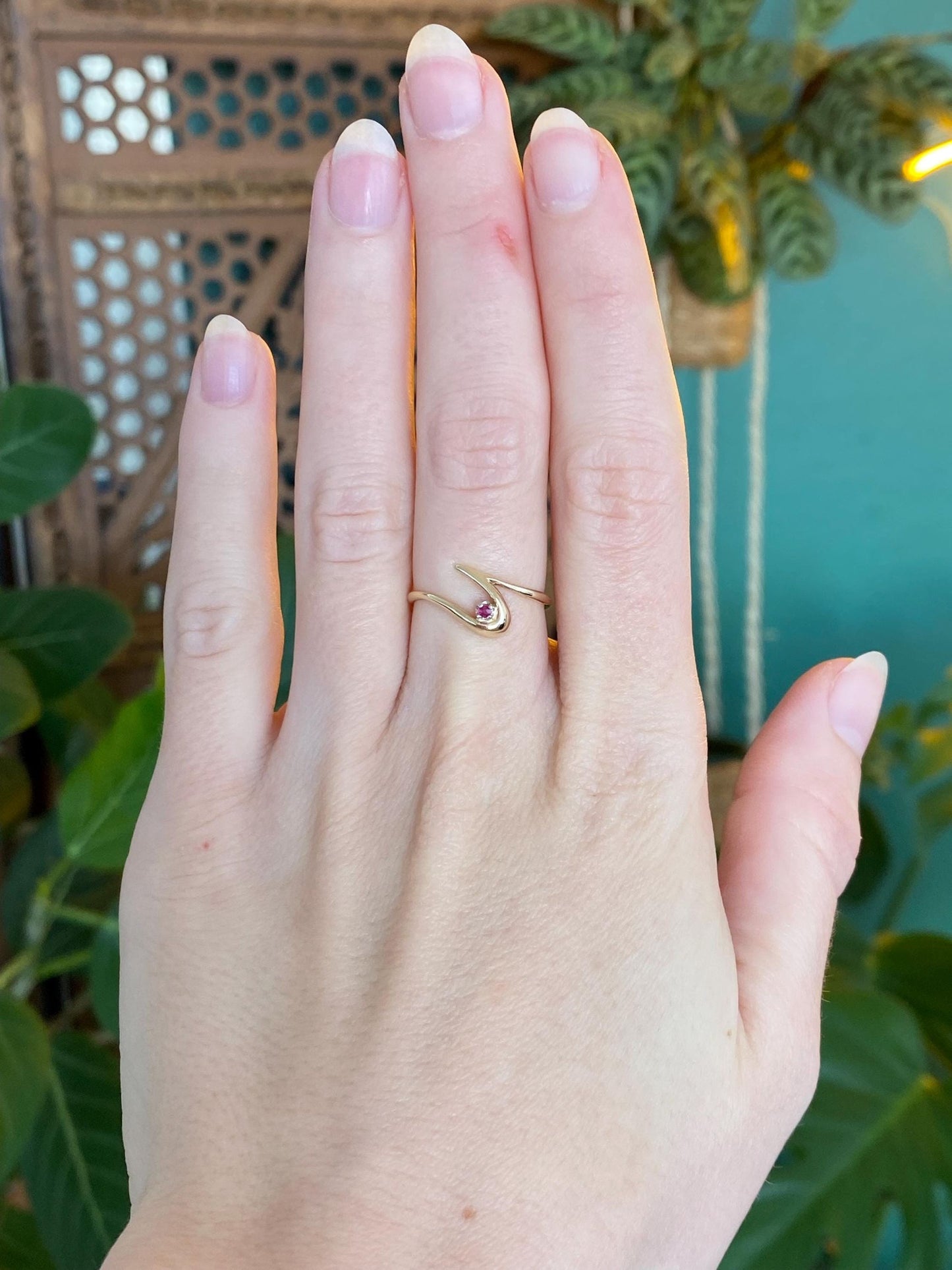 Vintage Solid 14k Yellow Gold Pink Spinel Twist Ring - Size 5.5