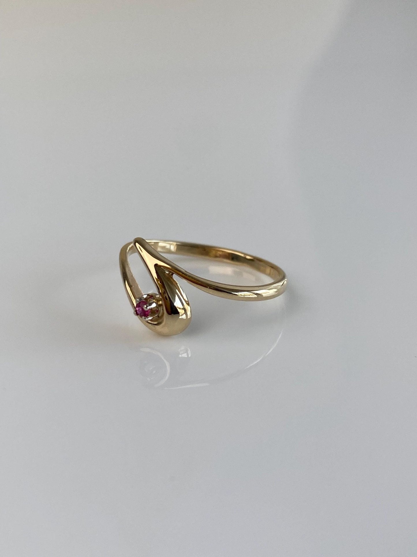 Vintage Solid 14k Yellow Gold Pink Spinel Twist Ring - Size 5.5
