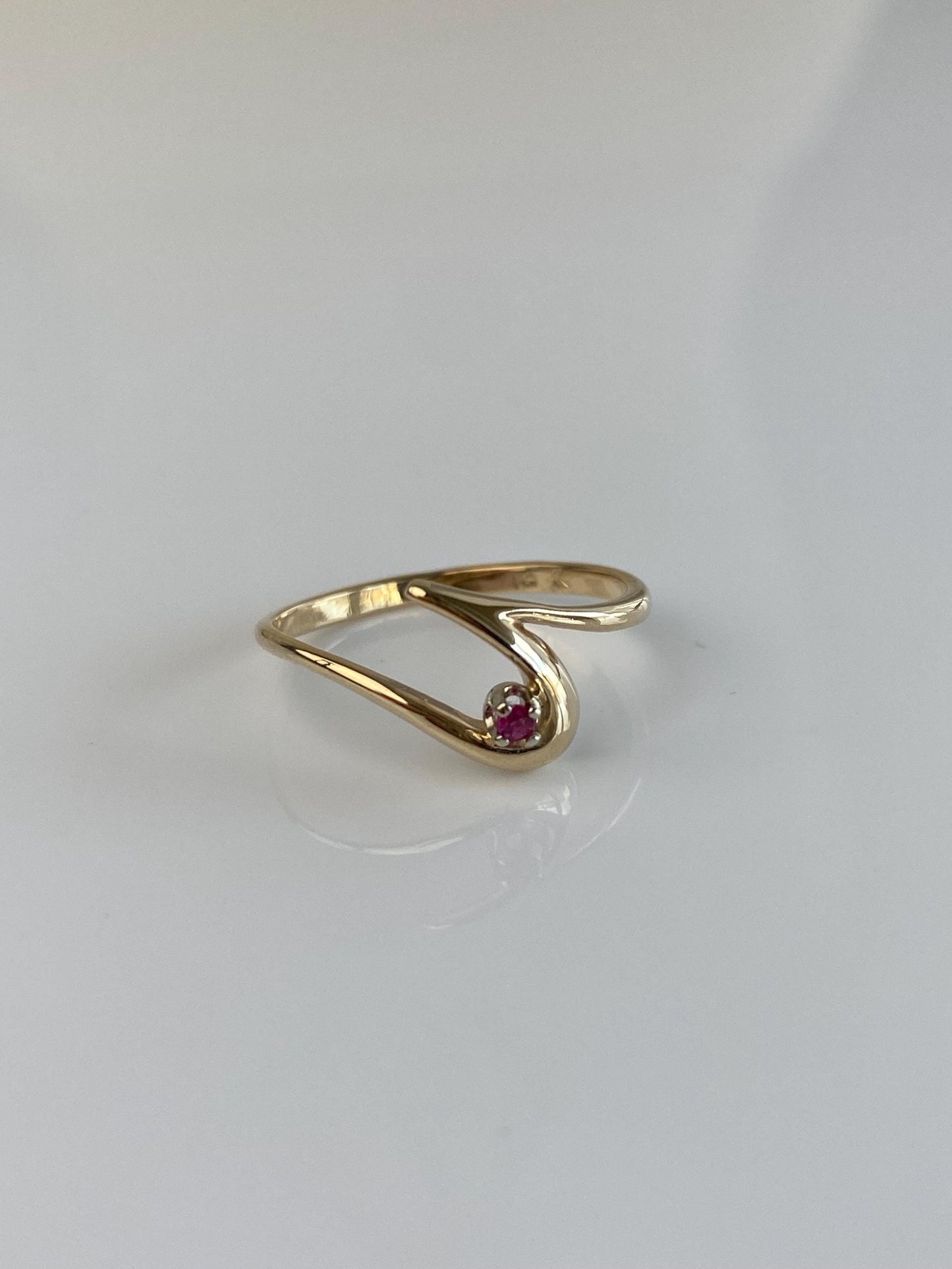 Vintage Solid 14k Yellow Gold Pink Spinel Twist Ring - Size 5.5