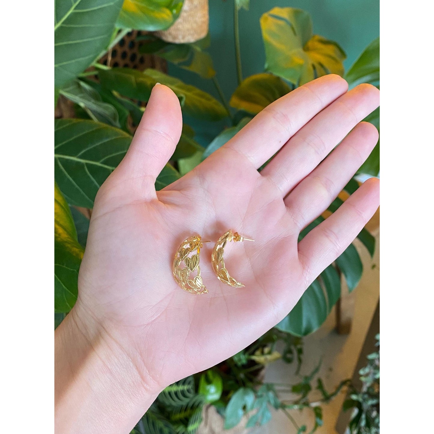 Vintage Solid 18k Yellow Gold Diamond Cut Hearts Openwork Drop Earrings