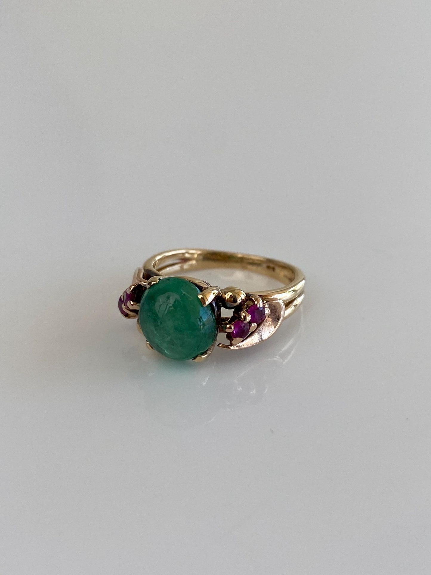 Vintage Solid 14k Yellow Gold Emerald Cabochon Pink Sapphire Ring - Size 4.25