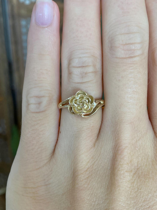 Vintage Solid 14k Yellow Gold Flower Ring - Size 5.5